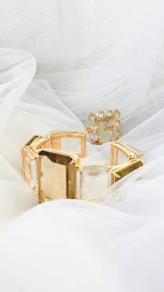 バウンキットのインスタグラム：「💛Lemon Quartz, for your Love Story💛  Embrace this stone of happiness and fortune. Paired with clear quartz & honey golden tones, these new styles are effortlessly glamorous.  Shop the second drop of our New Resort Collection at www.bounkit.com   #wedding #bride #bridal #love #jewelry #jewelrydesigner #designer #newarrivals #newcollection #handmade #custom #madeinusa #newyork #trending #summer #bounkitnyc」
