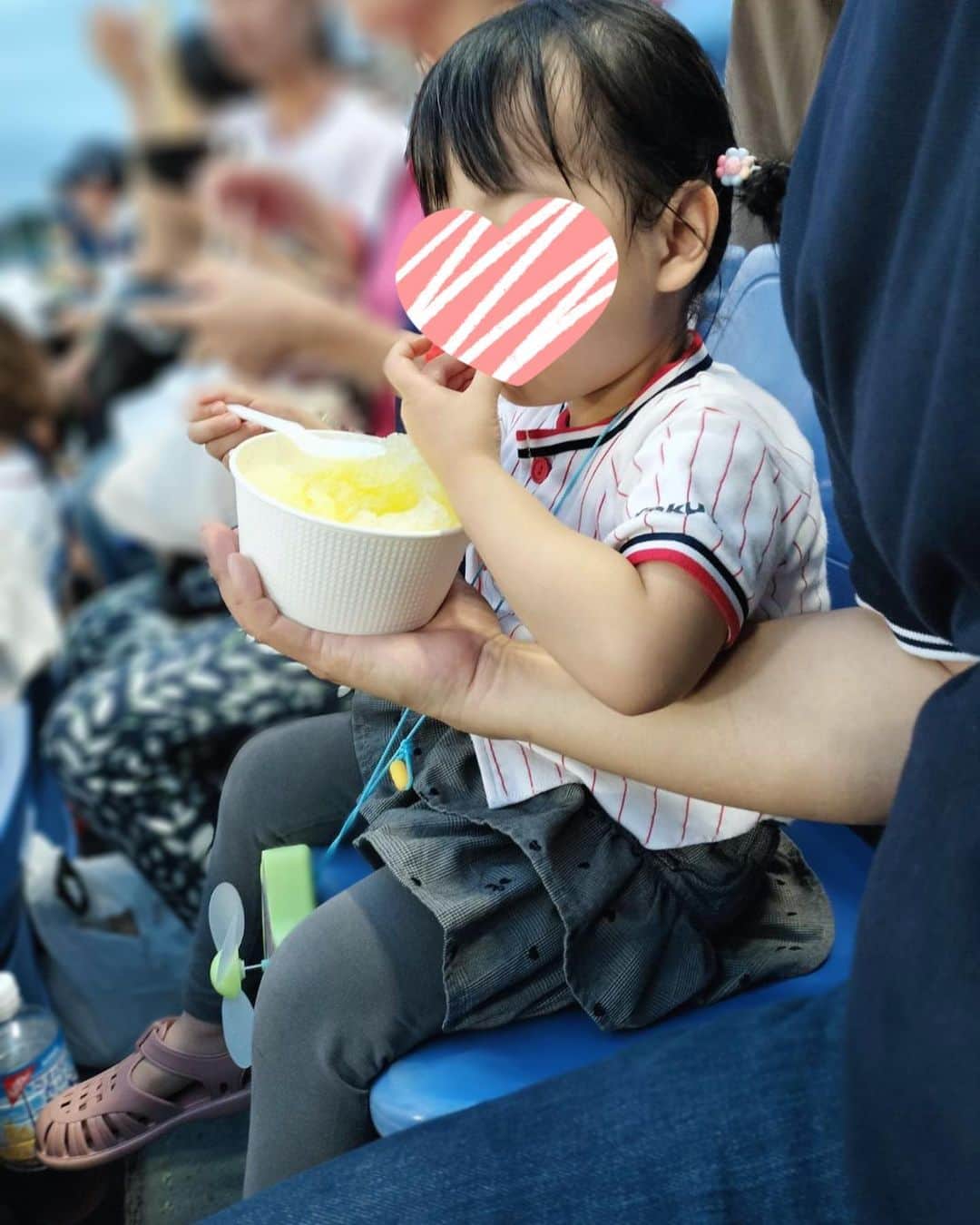 加藤雅美さんのインスタグラム写真 - (加藤雅美Instagram)「. 先日、家族で応援している ヤクルトスワローズのホームである 明治神宮野球場で野球観戦してきました⚾️❤️ . 娘もつば九郎のカチューシャを買ってもらったり 傘振りできたりかき氷を食べれて大喜びでした🥰 . ホームランも見れたし、花火も上がって 夏の素敵な思い出ができました😊🎆 . #ヤクルトスワローズ #yakultswallows #明治神宮球場 #ヤクルトスワローズファン #明治神宮球場花火 #野球観戦 #スワ女 #家族写真 #夏休み #夏休みの過ごし方 #夏の思い出 #家族コーデ #家族でおでかけ #子連れお出かけ #子連れスポット #都内子連れスポット #都内お出かけ #東京ママ #ママライフ #3歳 #3歳女の子 #外苑前 #野球観戦コーデ #family #花火 #tokyo #japan #me #followme #加藤雅美」8月16日 9時48分 - mamikato97