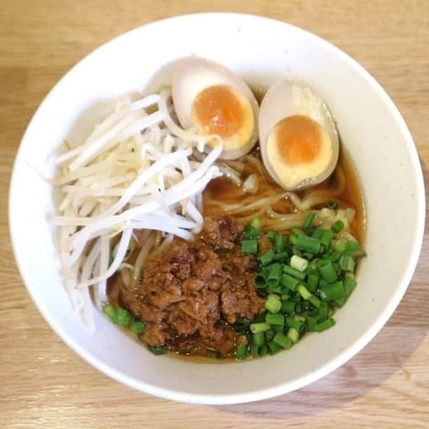 のインスタグラム：「あっさりだけど、濃い。肉味噌と醤油スープが混ざり合うタンツーメン。  記事「台湾人もリピートする一杯。下北沢『台湾綺鷄（タイワンキッチン）』の肉味噌たっぷりタンツーメン」より。  #さんたつ #散歩の達人 #台湾料理 #下北沢 #タンツーメン #ラーメン #グルメ」