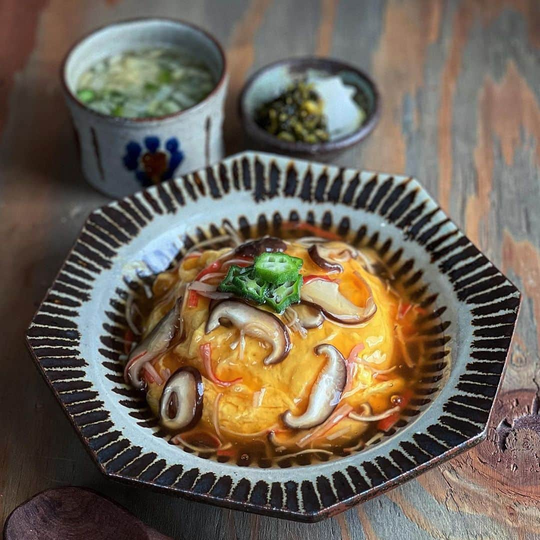 はらぺこのインスタグラム：「簡単な朝ごはん🍄  ♪椎茸とカニカマの和風天津飯 ♪フリーズドライのお味噌汁 ♪お漬物.高菜  冷蔵庫の隅に残ってた椎茸1個🍄と カニカマと麺つゆで…😙  それとフリーズドライのお味噌汁を 付けても5分で出来上がり👍  早速食べてる娘さん 今日はどちらにお出掛けなんやろ⛱️  4枚目… 台風でお散歩行けないゲンさんは イライラ度MAX🫣  器… @hiyori___osaka  #朝ごはん  #おうちごはん #おうちごはんlover #フーディーテーブル #家庭料理 #料理 #お味噌汁 #おばんざい #常備菜 #和食 #天津飯 #暮らしを楽しむ #卯の花 #和食ごはん #ワンプレート  #食育 #野菜  #クロワッサン大人のうつわ部 #日々の暮らし #丁寧な暮らし #おうち時間 #豆皿 #器 #深貝公拓 #深貝工房 #うつわ  #こどもごはん #沖縄 #やちむん　#いぬのきもち」