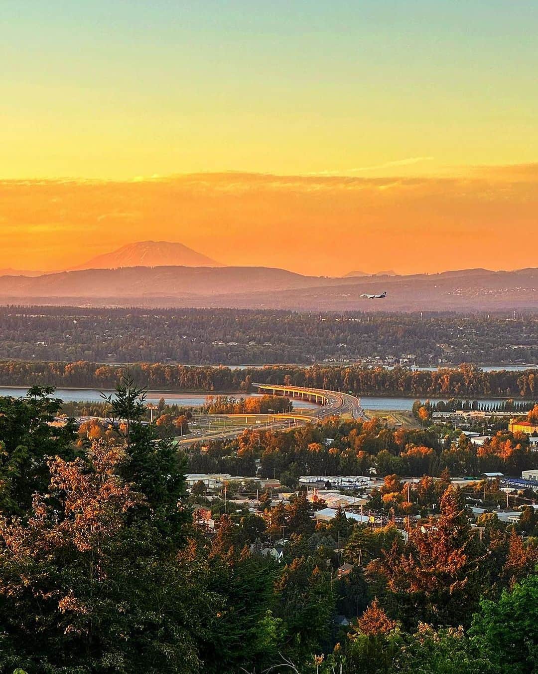 Portlandのインスタグラム：「Fall can’t come quick enough🌆🍁 📸 @_mb.jpg  #portland #pnw #oregon #portlandoregon #pacificnorthwest #travelportland」