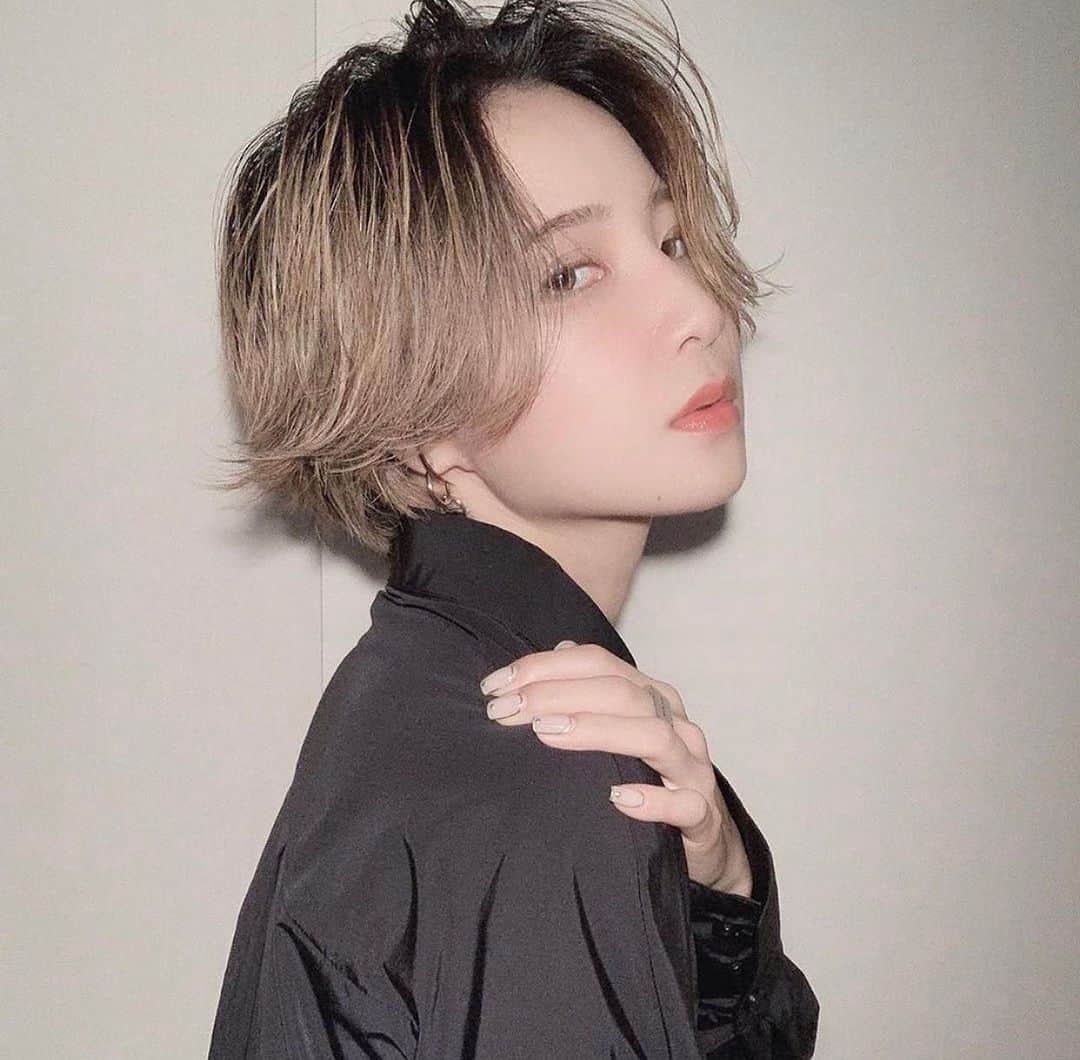 NOBU/渋谷店のインスタグラム：「バレイヤージュ . . @madena.co  #酸性トリートメント  . . #マルチテクニックス #イノアカラー @lorealpro_education_japan  . . @nobuhair 担当プロデューサーNOBU . . NNNスリーエヌ　 ■営業時間10:00〜20:00  ※年中無休 ■住所　107-0061 東京都港区北青山3-12-1 オウル3階 . . #ヘアスタイル #オイルカラー #ブリーチ  #カラー #ヘアカラー #ヘアアレンジ  #韓国ヘア #外国人風 #新色 #美容師 #髮型 #髮型師 #剪髮 #中長髮#ตัดผม#ผม#헤어 #컷#hair #hairstyle」