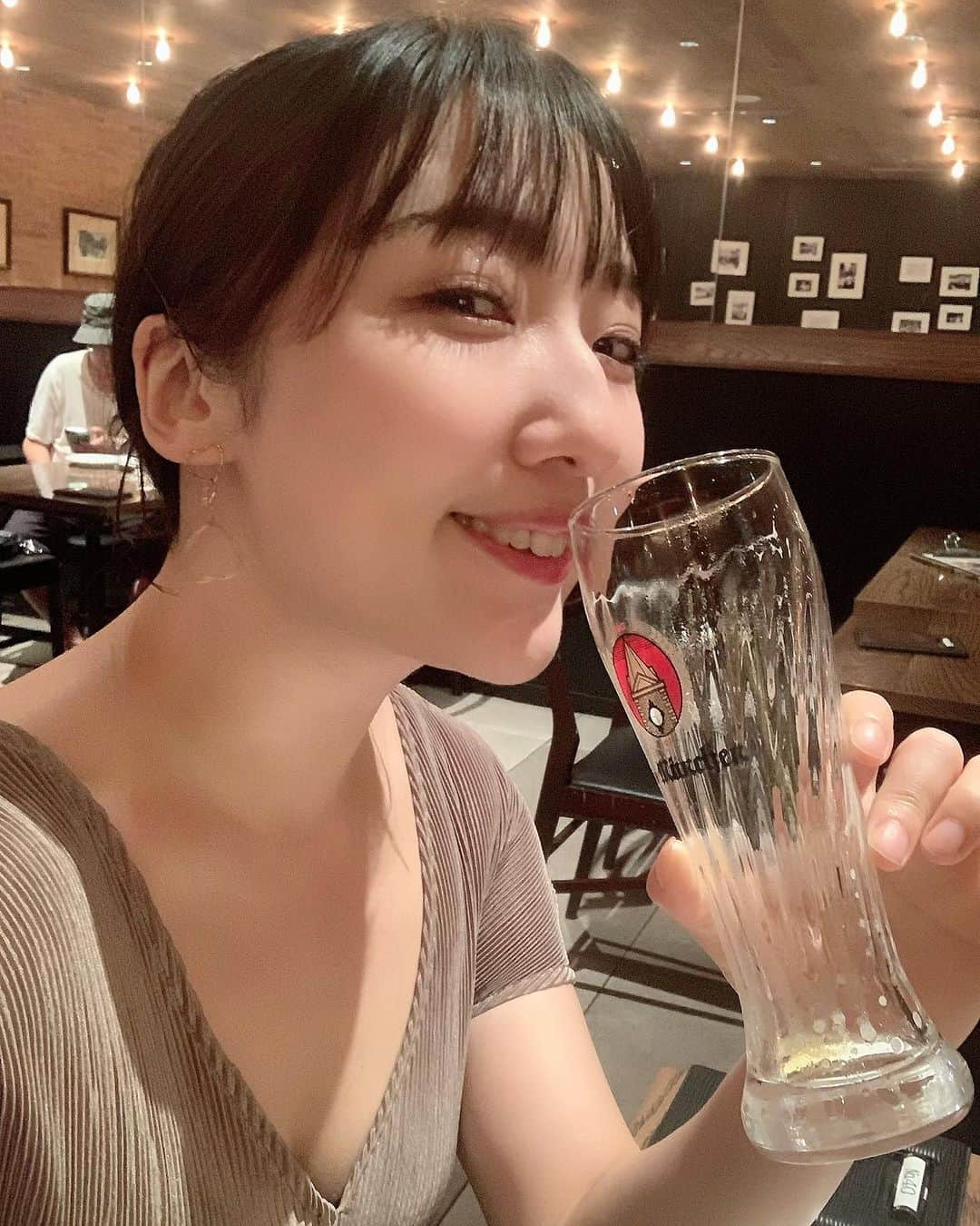 七瀬りりこさんのインスタグラム写真 - (七瀬りりこInstagram)「瞬きしてる間にビールなくなった！！ 飲んだの誰よ！？  #飲んだのは私です #ビール #München」8月16日 10時20分 - ririkonanase