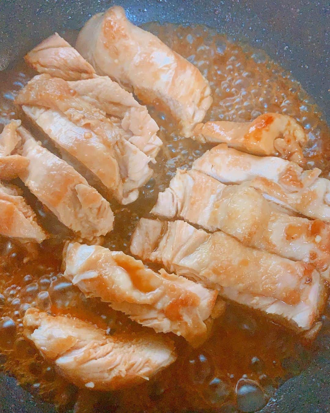 森崎友紀さんのインスタグラム写真 - (森崎友紀Instagram)「安くて、高たんぱく質&低カロリーの鶏胸肉は子供達もよく食べます(^^) 鶏胸肉の和風ステーキは、焼いて切り分けてからタレに絡めるとよく味が染み込んで美味しいです。 最後にバターを絡めるのもおススメ。  #森崎友紀#料理#cooking#安くて美味しい#高たんぱく質低カロリー #鶏胸肉#和風ステーキ#人気メニュー」8月16日 10時22分 - morisakitchen