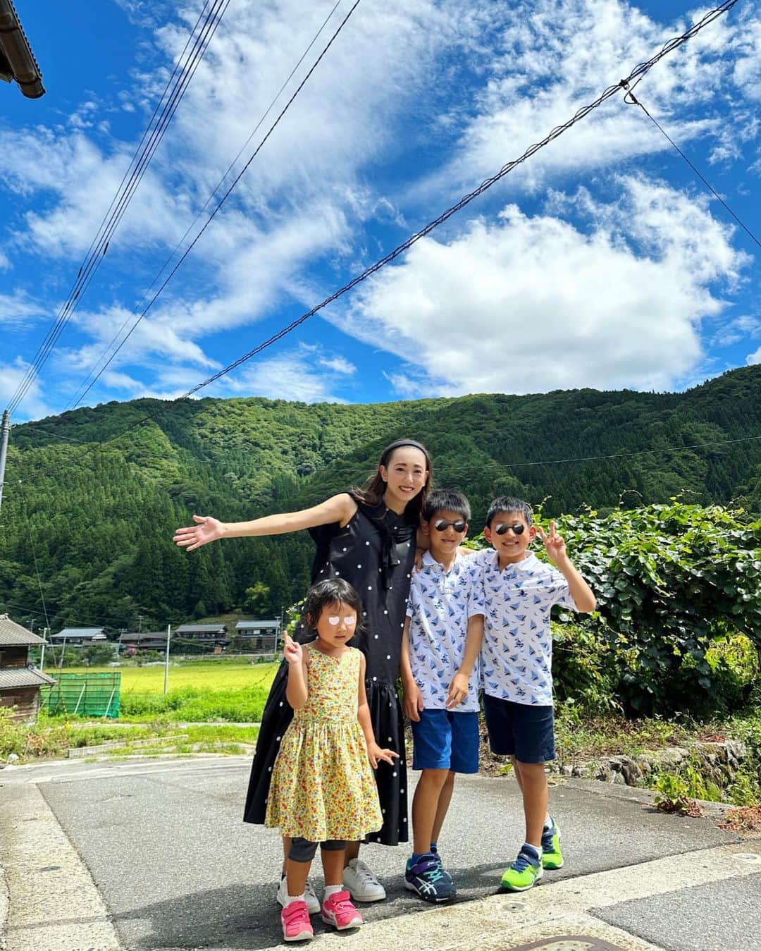 中西麻里衣のインスタグラム：「子供達と思いっきり楽しんだ4日間☀️  みんないい色に焼けました〜👙  東京に戻って今日から夏期講習後半開始。  1週間以上放置した大量の丸つけ母さんも頑張る🔥  学校の宿題はいまのところまだ何もやってませーん😀  新潟から連れてきた🦎君も元気✨ 爬虫類…毎日ながめてると可愛くなってきた🥰」