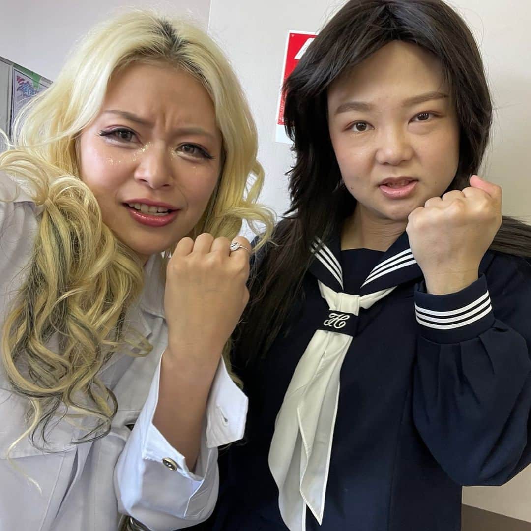 荒川さんのインスタグラム写真 - (荒川Instagram)「💖有吉の壁💖  おもしろヤンキーの壁🤣💖💖✌️✌️✌️✌️✌️卍  おもろすぎた、、、ほんまにえぐい、、、、 とりまイワクラさんと卍💪🔥わら  ②もぐらさん🤣🤣🤣www かなり卍決まってます🔥💪💪わら でもやっぱりヘアーも大仏みたいだし、もぐらさんは可愛いのポテンシャルが高いすぎて怖くないです😍😍わら  ③布川さん💖💖きゃー💖メンチ切られたー💖💖好きー💖💖わら (布川さんってほんまにギャル顔じゃない？めちゃ可愛い🥰💖😭ギャルメイクしてみたい💖)  ④大津さん🤣🤣🤣wwwwwwwwwwww 大津さんがずっと、 「俺のヤンキーの感じだけしょっぱない？🥲🥲」って凹んでたwwwwwwwwwwwwほんまにおもろすぎたwwww  ⑤中岡さん🤣🤣カツラ絶妙すぎ🤣🤣🤣💖✨✨wwwwwwww 昭和のヤンキーって感じで可愛いです💖💖  ⑥菅さん？wwwwwwwwwwwwwwww wwww本物すぎますってwwwwwwwwwwww菅さんだけ悪の系統ちゃうのまぢ笑ったwwww  ⑦渡辺さんwwwwwwww タチ悪そーすぎて笑った🤣🤣🤣 友達のおとんやったら優しくしてくれそうやけど、赤の他人としてで会ったら詰む人すぎるwwwww  ⑧長谷川さん💖💖かわいい💖💖ハッシュタグ💖💖〜（笑） 「久しぶりの髪の毛です」 が面白すぎて忘れられない😭💖💖💖💖😭😭😭wwww  ⑧wwwwwwwwwwwwwwww流行さーーん🤣🤣🤣🤣ほんまにおもいだすだけで笑う じろうさんを見るたびにワクワクします最強卍卍卍卍卍卍  最後は わたしのかしらが 極上の美しさかましてて草 最強これはドリーム やばいほんまに美しすぎる  あー！楽しかった💖💖💖💖  ps.栞ちゃん強すぎた、、、、、 最強すぎた、、、、、、、 いつか、、、いつの日か、、、勝ちたい、、、、パタリ、、、」8月16日 10時29分 - khkhkhzk