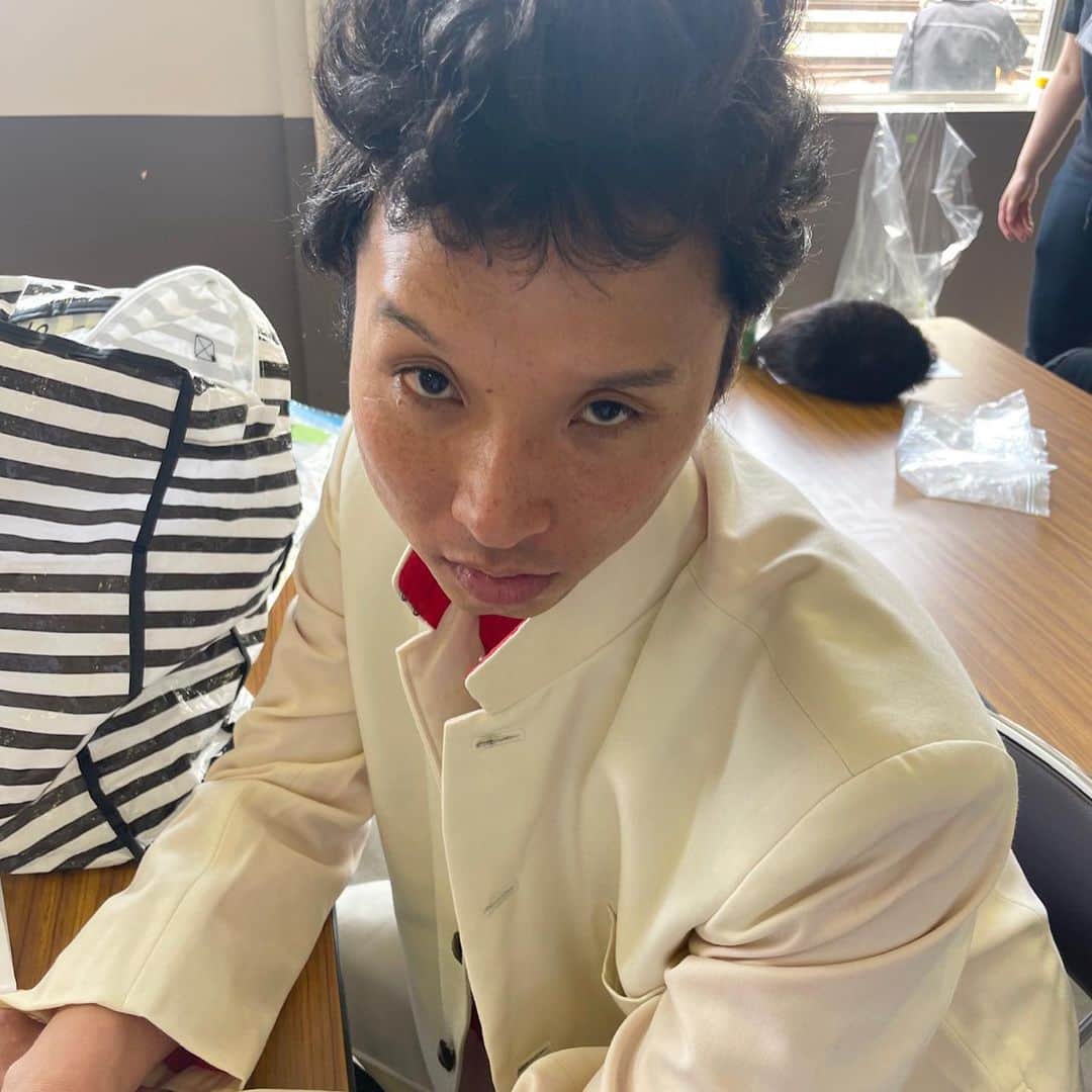 荒川さんのインスタグラム写真 - (荒川Instagram)「💖有吉の壁💖  おもしろヤンキーの壁🤣💖💖✌️✌️✌️✌️✌️卍  おもろすぎた、、、ほんまにえぐい、、、、 とりまイワクラさんと卍💪🔥わら  ②もぐらさん🤣🤣🤣www かなり卍決まってます🔥💪💪わら でもやっぱりヘアーも大仏みたいだし、もぐらさんは可愛いのポテンシャルが高いすぎて怖くないです😍😍わら  ③布川さん💖💖きゃー💖メンチ切られたー💖💖好きー💖💖わら (布川さんってほんまにギャル顔じゃない？めちゃ可愛い🥰💖😭ギャルメイクしてみたい💖)  ④大津さん🤣🤣🤣wwwwwwwwwwww 大津さんがずっと、 「俺のヤンキーの感じだけしょっぱない？🥲🥲」って凹んでたwwwwwwwwwwwwほんまにおもろすぎたwwww  ⑤中岡さん🤣🤣カツラ絶妙すぎ🤣🤣🤣💖✨✨wwwwwwww 昭和のヤンキーって感じで可愛いです💖💖  ⑥菅さん？wwwwwwwwwwwwwwww wwww本物すぎますってwwwwwwwwwwww菅さんだけ悪の系統ちゃうのまぢ笑ったwwww  ⑦渡辺さんwwwwwwww タチ悪そーすぎて笑った🤣🤣🤣 友達のおとんやったら優しくしてくれそうやけど、赤の他人としてで会ったら詰む人すぎるwwwww  ⑧長谷川さん💖💖かわいい💖💖ハッシュタグ💖💖〜（笑） 「久しぶりの髪の毛です」 が面白すぎて忘れられない😭💖💖💖💖😭😭😭wwww  ⑧wwwwwwwwwwwwwwww流行さーーん🤣🤣🤣🤣ほんまにおもいだすだけで笑う じろうさんを見るたびにワクワクします最強卍卍卍卍卍卍  最後は わたしのかしらが 極上の美しさかましてて草 最強これはドリーム やばいほんまに美しすぎる  あー！楽しかった💖💖💖💖  ps.栞ちゃん強すぎた、、、、、 最強すぎた、、、、、、、 いつか、、、いつの日か、、、勝ちたい、、、、パタリ、、、」8月16日 10時29分 - khkhkhzk