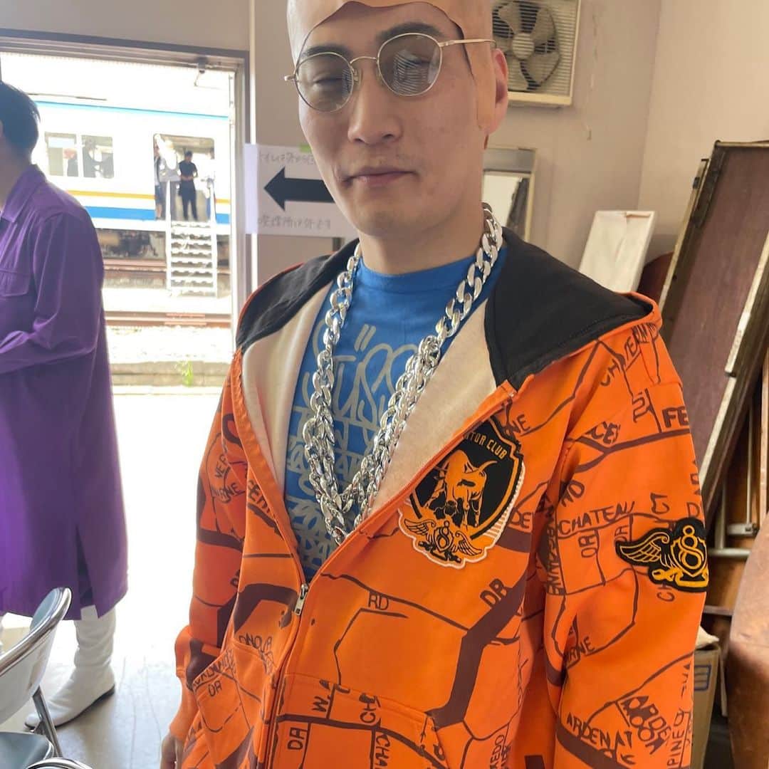 荒川さんのインスタグラム写真 - (荒川Instagram)「💖有吉の壁💖  おもしろヤンキーの壁🤣💖💖✌️✌️✌️✌️✌️卍  おもろすぎた、、、ほんまにえぐい、、、、 とりまイワクラさんと卍💪🔥わら  ②もぐらさん🤣🤣🤣www かなり卍決まってます🔥💪💪わら でもやっぱりヘアーも大仏みたいだし、もぐらさんは可愛いのポテンシャルが高いすぎて怖くないです😍😍わら  ③布川さん💖💖きゃー💖メンチ切られたー💖💖好きー💖💖わら (布川さんってほんまにギャル顔じゃない？めちゃ可愛い🥰💖😭ギャルメイクしてみたい💖)  ④大津さん🤣🤣🤣wwwwwwwwwwww 大津さんがずっと、 「俺のヤンキーの感じだけしょっぱない？🥲🥲」って凹んでたwwwwwwwwwwwwほんまにおもろすぎたwwww  ⑤中岡さん🤣🤣カツラ絶妙すぎ🤣🤣🤣💖✨✨wwwwwwww 昭和のヤンキーって感じで可愛いです💖💖  ⑥菅さん？wwwwwwwwwwwwwwww wwww本物すぎますってwwwwwwwwwwww菅さんだけ悪の系統ちゃうのまぢ笑ったwwww  ⑦渡辺さんwwwwwwww タチ悪そーすぎて笑った🤣🤣🤣 友達のおとんやったら優しくしてくれそうやけど、赤の他人としてで会ったら詰む人すぎるwwwww  ⑧長谷川さん💖💖かわいい💖💖ハッシュタグ💖💖〜（笑） 「久しぶりの髪の毛です」 が面白すぎて忘れられない😭💖💖💖💖😭😭😭wwww  ⑧wwwwwwwwwwwwwwww流行さーーん🤣🤣🤣🤣ほんまにおもいだすだけで笑う じろうさんを見るたびにワクワクします最強卍卍卍卍卍卍  最後は わたしのかしらが 極上の美しさかましてて草 最強これはドリーム やばいほんまに美しすぎる  あー！楽しかった💖💖💖💖  ps.栞ちゃん強すぎた、、、、、 最強すぎた、、、、、、、 いつか、、、いつの日か、、、勝ちたい、、、、パタリ、、、」8月16日 10時29分 - khkhkhzk