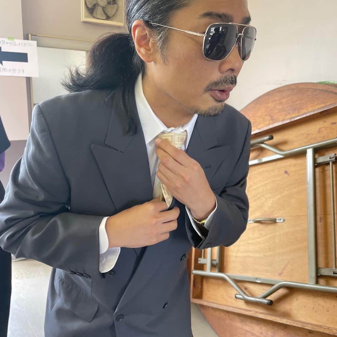 荒川さんのインスタグラム写真 - (荒川Instagram)「💖有吉の壁💖  おもしろヤンキーの壁🤣💖💖✌️✌️✌️✌️✌️卍  おもろすぎた、、、ほんまにえぐい、、、、 とりまイワクラさんと卍💪🔥わら  ②もぐらさん🤣🤣🤣www かなり卍決まってます🔥💪💪わら でもやっぱりヘアーも大仏みたいだし、もぐらさんは可愛いのポテンシャルが高いすぎて怖くないです😍😍わら  ③布川さん💖💖きゃー💖メンチ切られたー💖💖好きー💖💖わら (布川さんってほんまにギャル顔じゃない？めちゃ可愛い🥰💖😭ギャルメイクしてみたい💖)  ④大津さん🤣🤣🤣wwwwwwwwwwww 大津さんがずっと、 「俺のヤンキーの感じだけしょっぱない？🥲🥲」って凹んでたwwwwwwwwwwwwほんまにおもろすぎたwwww  ⑤中岡さん🤣🤣カツラ絶妙すぎ🤣🤣🤣💖✨✨wwwwwwww 昭和のヤンキーって感じで可愛いです💖💖  ⑥菅さん？wwwwwwwwwwwwwwww wwww本物すぎますってwwwwwwwwwwww菅さんだけ悪の系統ちゃうのまぢ笑ったwwww  ⑦渡辺さんwwwwwwww タチ悪そーすぎて笑った🤣🤣🤣 友達のおとんやったら優しくしてくれそうやけど、赤の他人としてで会ったら詰む人すぎるwwwww  ⑧長谷川さん💖💖かわいい💖💖ハッシュタグ💖💖〜（笑） 「久しぶりの髪の毛です」 が面白すぎて忘れられない😭💖💖💖💖😭😭😭wwww  ⑧wwwwwwwwwwwwwwww流行さーーん🤣🤣🤣🤣ほんまにおもいだすだけで笑う じろうさんを見るたびにワクワクします最強卍卍卍卍卍卍  最後は わたしのかしらが 極上の美しさかましてて草 最強これはドリーム やばいほんまに美しすぎる  あー！楽しかった💖💖💖💖  ps.栞ちゃん強すぎた、、、、、 最強すぎた、、、、、、、 いつか、、、いつの日か、、、勝ちたい、、、、パタリ、、、」8月16日 10時29分 - khkhkhzk