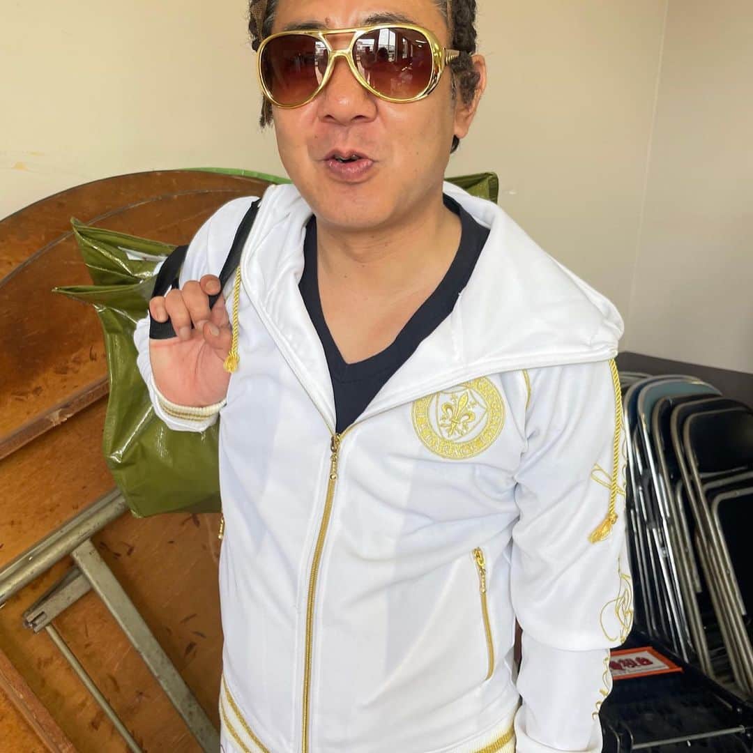 荒川さんのインスタグラム写真 - (荒川Instagram)「💖有吉の壁💖  おもしろヤンキーの壁🤣💖💖✌️✌️✌️✌️✌️卍  おもろすぎた、、、ほんまにえぐい、、、、 とりまイワクラさんと卍💪🔥わら  ②もぐらさん🤣🤣🤣www かなり卍決まってます🔥💪💪わら でもやっぱりヘアーも大仏みたいだし、もぐらさんは可愛いのポテンシャルが高いすぎて怖くないです😍😍わら  ③布川さん💖💖きゃー💖メンチ切られたー💖💖好きー💖💖わら (布川さんってほんまにギャル顔じゃない？めちゃ可愛い🥰💖😭ギャルメイクしてみたい💖)  ④大津さん🤣🤣🤣wwwwwwwwwwww 大津さんがずっと、 「俺のヤンキーの感じだけしょっぱない？🥲🥲」って凹んでたwwwwwwwwwwwwほんまにおもろすぎたwwww  ⑤中岡さん🤣🤣カツラ絶妙すぎ🤣🤣🤣💖✨✨wwwwwwww 昭和のヤンキーって感じで可愛いです💖💖  ⑥菅さん？wwwwwwwwwwwwwwww wwww本物すぎますってwwwwwwwwwwww菅さんだけ悪の系統ちゃうのまぢ笑ったwwww  ⑦渡辺さんwwwwwwww タチ悪そーすぎて笑った🤣🤣🤣 友達のおとんやったら優しくしてくれそうやけど、赤の他人としてで会ったら詰む人すぎるwwwww  ⑧長谷川さん💖💖かわいい💖💖ハッシュタグ💖💖〜（笑） 「久しぶりの髪の毛です」 が面白すぎて忘れられない😭💖💖💖💖😭😭😭wwww  ⑧wwwwwwwwwwwwwwww流行さーーん🤣🤣🤣🤣ほんまにおもいだすだけで笑う じろうさんを見るたびにワクワクします最強卍卍卍卍卍卍  最後は わたしのかしらが 極上の美しさかましてて草 最強これはドリーム やばいほんまに美しすぎる  あー！楽しかった💖💖💖💖  ps.栞ちゃん強すぎた、、、、、 最強すぎた、、、、、、、 いつか、、、いつの日か、、、勝ちたい、、、、パタリ、、、」8月16日 10時29分 - khkhkhzk
