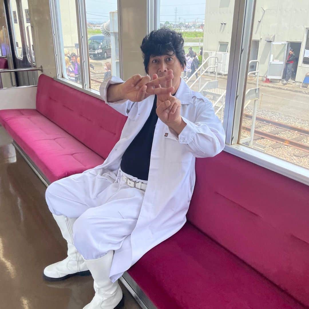 荒川さんのインスタグラム写真 - (荒川Instagram)「💖有吉の壁💖  おもしろヤンキーの壁🤣💖💖✌️✌️✌️✌️✌️卍  おもろすぎた、、、ほんまにえぐい、、、、 とりまイワクラさんと卍💪🔥わら  ②もぐらさん🤣🤣🤣www かなり卍決まってます🔥💪💪わら でもやっぱりヘアーも大仏みたいだし、もぐらさんは可愛いのポテンシャルが高いすぎて怖くないです😍😍わら  ③布川さん💖💖きゃー💖メンチ切られたー💖💖好きー💖💖わら (布川さんってほんまにギャル顔じゃない？めちゃ可愛い🥰💖😭ギャルメイクしてみたい💖)  ④大津さん🤣🤣🤣wwwwwwwwwwww 大津さんがずっと、 「俺のヤンキーの感じだけしょっぱない？🥲🥲」って凹んでたwwwwwwwwwwwwほんまにおもろすぎたwwww  ⑤中岡さん🤣🤣カツラ絶妙すぎ🤣🤣🤣💖✨✨wwwwwwww 昭和のヤンキーって感じで可愛いです💖💖  ⑥菅さん？wwwwwwwwwwwwwwww wwww本物すぎますってwwwwwwwwwwww菅さんだけ悪の系統ちゃうのまぢ笑ったwwww  ⑦渡辺さんwwwwwwww タチ悪そーすぎて笑った🤣🤣🤣 友達のおとんやったら優しくしてくれそうやけど、赤の他人としてで会ったら詰む人すぎるwwwww  ⑧長谷川さん💖💖かわいい💖💖ハッシュタグ💖💖〜（笑） 「久しぶりの髪の毛です」 が面白すぎて忘れられない😭💖💖💖💖😭😭😭wwww  ⑧wwwwwwwwwwwwwwww流行さーーん🤣🤣🤣🤣ほんまにおもいだすだけで笑う じろうさんを見るたびにワクワクします最強卍卍卍卍卍卍  最後は わたしのかしらが 極上の美しさかましてて草 最強これはドリーム やばいほんまに美しすぎる  あー！楽しかった💖💖💖💖  ps.栞ちゃん強すぎた、、、、、 最強すぎた、、、、、、、 いつか、、、いつの日か、、、勝ちたい、、、、パタリ、、、」8月16日 10時29分 - khkhkhzk