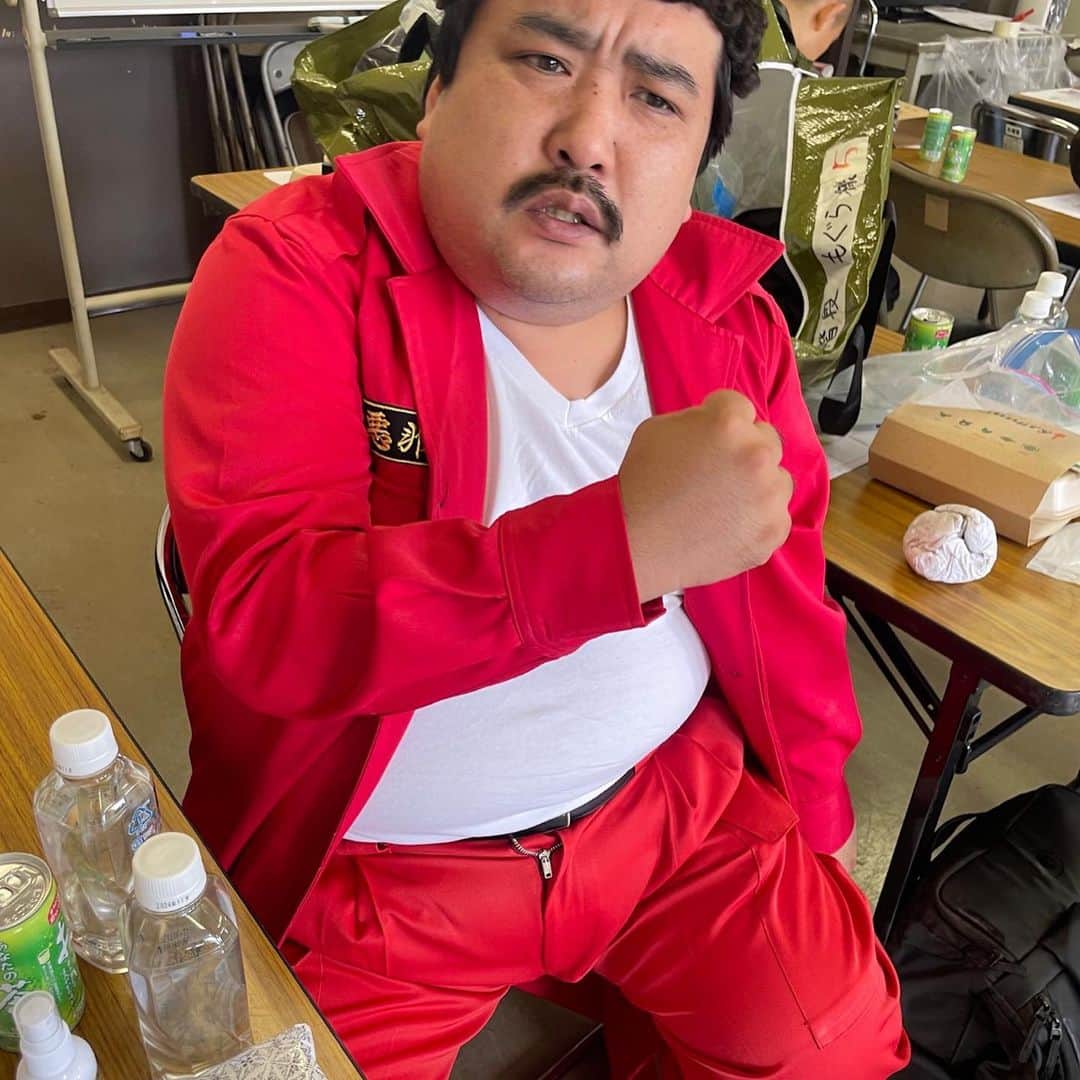 荒川さんのインスタグラム写真 - (荒川Instagram)「💖有吉の壁💖  おもしろヤンキーの壁🤣💖💖✌️✌️✌️✌️✌️卍  おもろすぎた、、、ほんまにえぐい、、、、 とりまイワクラさんと卍💪🔥わら  ②もぐらさん🤣🤣🤣www かなり卍決まってます🔥💪💪わら でもやっぱりヘアーも大仏みたいだし、もぐらさんは可愛いのポテンシャルが高いすぎて怖くないです😍😍わら  ③布川さん💖💖きゃー💖メンチ切られたー💖💖好きー💖💖わら (布川さんってほんまにギャル顔じゃない？めちゃ可愛い🥰💖😭ギャルメイクしてみたい💖)  ④大津さん🤣🤣🤣wwwwwwwwwwww 大津さんがずっと、 「俺のヤンキーの感じだけしょっぱない？🥲🥲」って凹んでたwwwwwwwwwwwwほんまにおもろすぎたwwww  ⑤中岡さん🤣🤣カツラ絶妙すぎ🤣🤣🤣💖✨✨wwwwwwww 昭和のヤンキーって感じで可愛いです💖💖  ⑥菅さん？wwwwwwwwwwwwwwww wwww本物すぎますってwwwwwwwwwwww菅さんだけ悪の系統ちゃうのまぢ笑ったwwww  ⑦渡辺さんwwwwwwww タチ悪そーすぎて笑った🤣🤣🤣 友達のおとんやったら優しくしてくれそうやけど、赤の他人としてで会ったら詰む人すぎるwwwww  ⑧長谷川さん💖💖かわいい💖💖ハッシュタグ💖💖〜（笑） 「久しぶりの髪の毛です」 が面白すぎて忘れられない😭💖💖💖💖😭😭😭wwww  ⑧wwwwwwwwwwwwwwww流行さーーん🤣🤣🤣🤣ほんまにおもいだすだけで笑う じろうさんを見るたびにワクワクします最強卍卍卍卍卍卍  最後は わたしのかしらが 極上の美しさかましてて草 最強これはドリーム やばいほんまに美しすぎる  あー！楽しかった💖💖💖💖  ps.栞ちゃん強すぎた、、、、、 最強すぎた、、、、、、、 いつか、、、いつの日か、、、勝ちたい、、、、パタリ、、、」8月16日 10時29分 - khkhkhzk