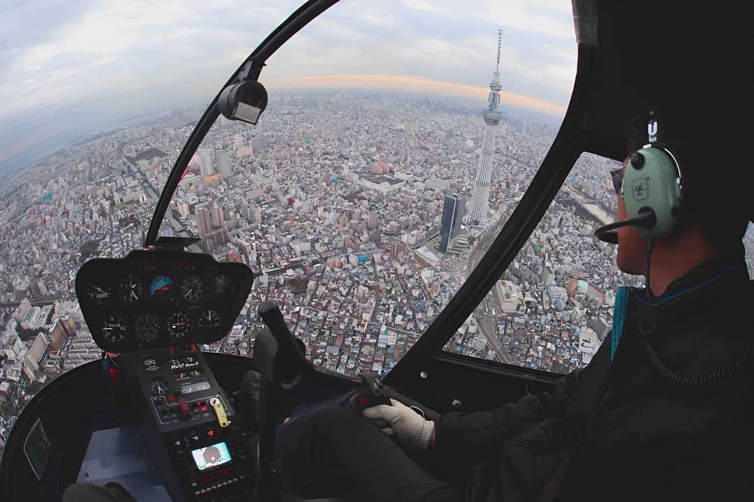 asoview! さんのインスタグラム写真 - (asoview! Instagram)「空の東京観光を楽しもう！ヘリコプター遊覧🚁  レインボーブリッジ、東京タワー、スカイツリーを はじめとする都内の名所を貸切のヘリコプターで 周遊するプランです。 高さはなんと上空600m！ 今まで味わったことのない独特の浮遊感と 視界の広さを体験できます。  見慣れた風景でも、空から眺めると全く違う景色に。 新しい視点で新たな発見に出会えるかも💡  ───────────────── ヘリコプター遊覧 AIROS Skyview @airos_skyview  📍東京・江東区 ─────────────────  #東京 #江東区 #東京スカイツリー #東京タワー  #東京観光 #絶景 #都市の絶景 #空の旅 #遊覧飛行  #ヘリコプター #ヘリコプター遊覧 #夏 #夏休み  #夏休みの過ごし方 #自由研究 #大人の自由研究  #週末なにする #アソビュー #asoview」8月16日 11時55分 - asoview