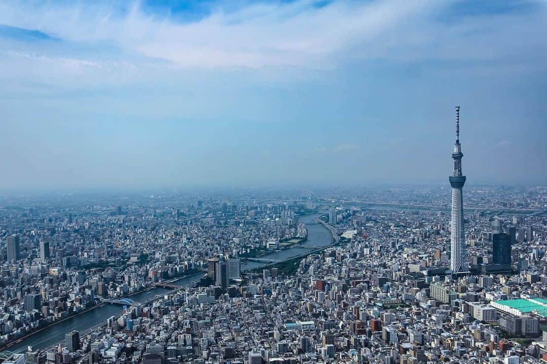 asoview! さんのインスタグラム写真 - (asoview! Instagram)「空の東京観光を楽しもう！ヘリコプター遊覧🚁  レインボーブリッジ、東京タワー、スカイツリーを はじめとする都内の名所を貸切のヘリコプターで 周遊するプランです。 高さはなんと上空600m！ 今まで味わったことのない独特の浮遊感と 視界の広さを体験できます。  見慣れた風景でも、空から眺めると全く違う景色に。 新しい視点で新たな発見に出会えるかも💡  ───────────────── ヘリコプター遊覧 AIROS Skyview @airos_skyview  📍東京・江東区 ─────────────────  #東京 #江東区 #東京スカイツリー #東京タワー  #東京観光 #絶景 #都市の絶景 #空の旅 #遊覧飛行  #ヘリコプター #ヘリコプター遊覧 #夏 #夏休み  #夏休みの過ごし方 #自由研究 #大人の自由研究  #週末なにする #アソビュー #asoview」8月16日 11時55分 - asoview
