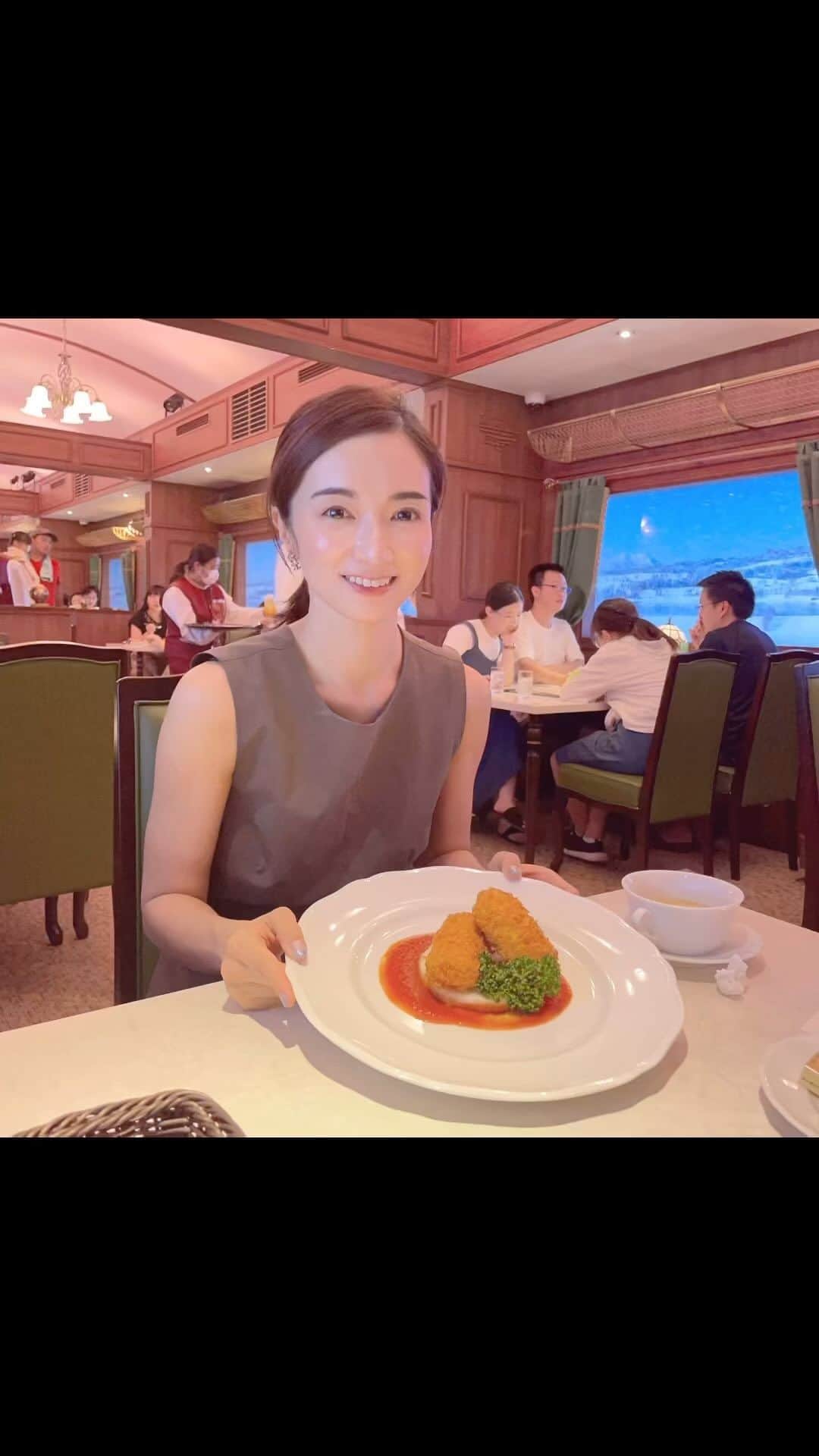 Mayuko Watanabe 渡辺真由子のインスタグラム：「#西武園ゆうえんち のレストラン編♡ レストランは #黄昏号 というお店に行きました！ 雰囲気も良く、映像もすごく綺麗で、もっとこのレストラン都内でも増えたら人気が出るのに笑、と思うくらい感動しました😍 ぜひ行ってみてください🎵  @seibuenyuuenchi #夏休み #夏休みの過ごし方 #家族でお出かけ #家族で楽しむ #プール  #夏コーデ  #ママコーデ #ママファッション #男の子ママ #男の子兄弟 #男の子兄弟ママ #カジュアルコーデ  #男の子ママ #男の子兄弟 #男の子兄弟ママ #ママ #子育て中」