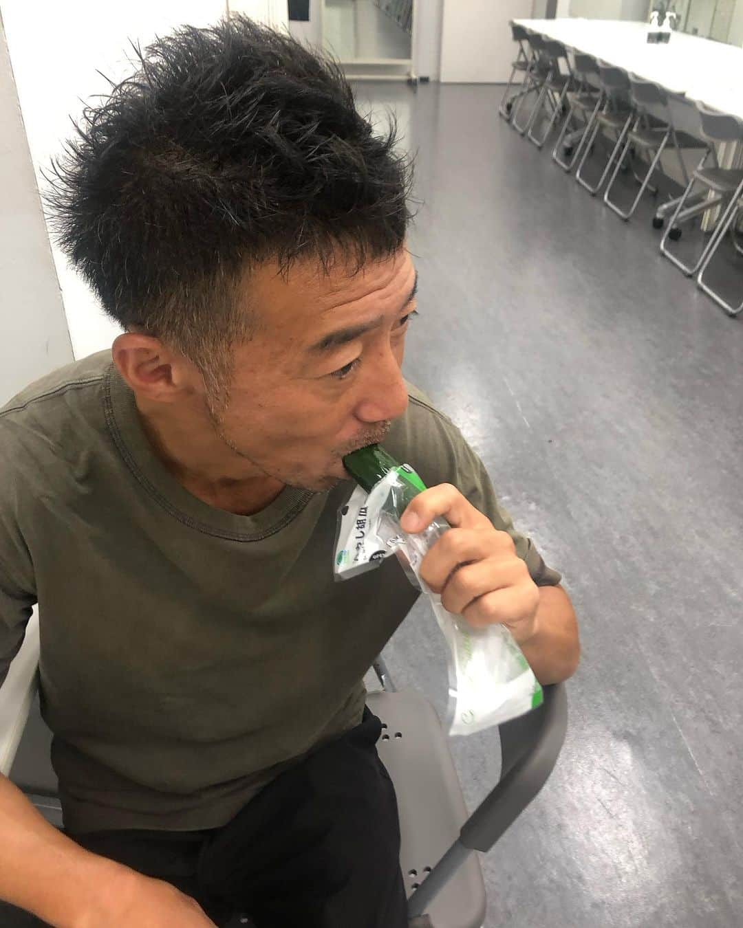 西野恭之介のインスタグラム：「えー！楽屋でキューリ食べてるー」