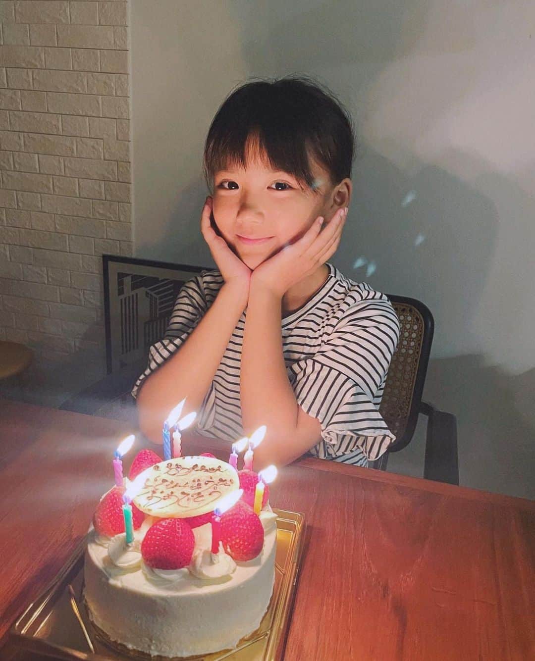 野口和弘のインスタグラム：「昨日は娘の8歳の誕生日でした🎂 . 早いものです😭 . 今回の誕生日プレゼントは自転車が欲しいというので大盤振舞いでそこそこいい自転車を購入🚲笑 . これからも元気いっぱいで大きくなってね！！ . . #娘 #8歳 #誕生日」