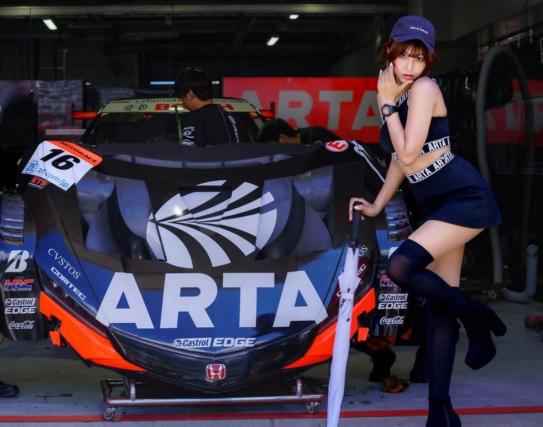 藤井マリーのインスタグラム：「🖤  #SUPERGT Rd.4 富士  8号車▷14位 16号車▷3位 表彰台👏  ARTAマシンが2台並び、切磋琢磨！ ただ前へ進む。そんな気持ちがこもった場面が胸に残りました！  ようやく登れた#16ポディウム！！ 沢山の方がこの瞬間を待っていたのだと、表彰台の下で多くの方がARTAフラッグを振っていた姿を見て実感しました☺️  二台揃って予選順位は上位でしたが、守ったレースではなく攻めた走りでした！ 1.2finishは次戦の鈴鹿で🔥  #ARTA #ARTAGALS #AUTOBACS #オートバックス #HONDA #無限 #MUGEN #モータースポーツ #motorsport   定期  #レースクイーンオブザイヤー  #レースクイーン大賞 受賞 #砂時計くびれ #レースクイーン #グラビアアイドル  #骨格ストレート #ショートカット #instagood #japanesegirl #藤井マリー」