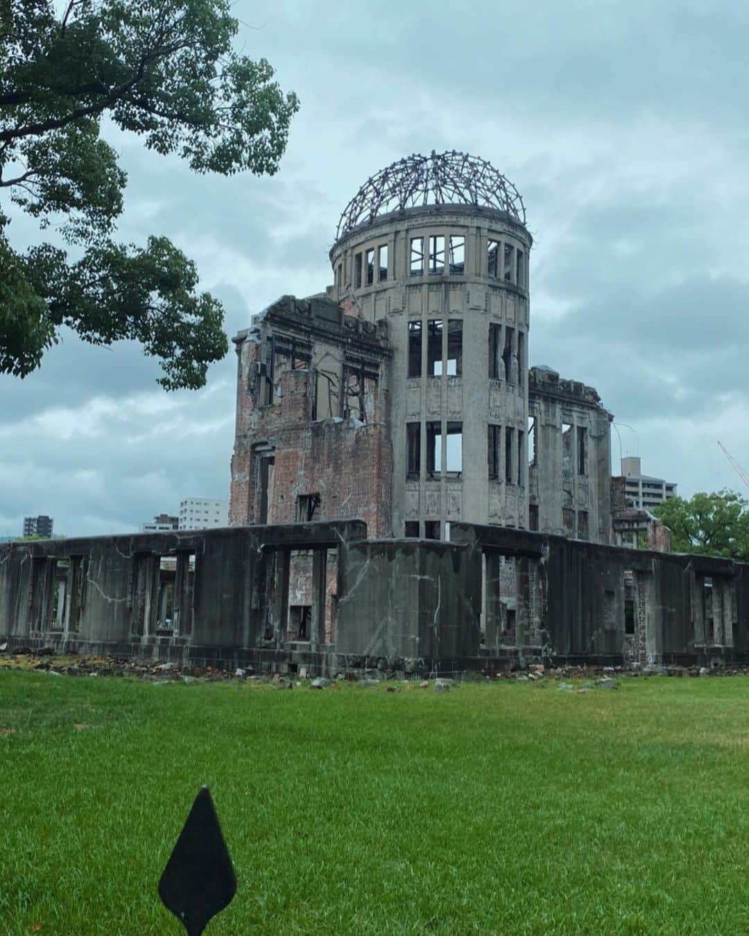 のインスタグラム：「7月8日に広島へ行ってきました  世界のニュースを見る度に子供達と戦争の話をしていたのもあり今回夏休みに広島の原爆ドームや資料館を訪れてました  私も初めて原爆被害の資料などを目にして平和でいる事の尊さを考え願いました  子供達もじっくりみて色々と感じとっていました (原爆負傷者の写真をみていたきーちゃんがお母さんも火傷しないでね。という言葉が胸にきました)  今ある幸せが全てなくなってしまう戦争 あの時代の人々の悲劇や哀しみを考えて胸がくるしくなりました  これからの子供達の未来のためにも繰り返してはいけない絶対」