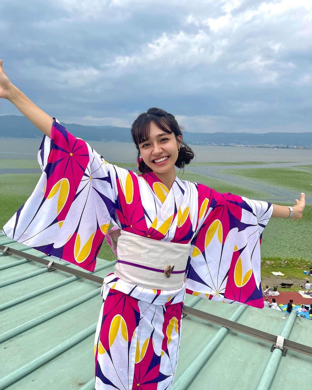想乃のインスタグラム：「４年ぶりの諏訪湖花火大会の生中継🎤 プライベートでは浴衣着ないからお仕事で着れるの嬉しい🌺💛  ほんで生中継の途中の顔、覇気使ってる👹ｺﾜｲ  #覇王色かな」