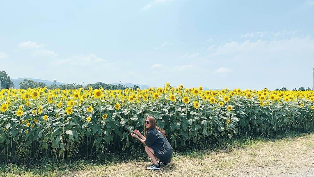 小林明実さんのインスタグラム写真 - (小林明実Instagram)「熊本の最後は かわいいひまわり畑🌻 北海道のイメージだったから ここで出会えて嬉しい☺️ 家族の中で誰よりも気分が 上がっていた🤍✨  熊本に2週間いて 本当に楽しかった🤍✨ 自然と水そして食べ物 全部が好き❤️❤️  ありがとう熊本😊  時間を作ってくれた 麗奈もありがとう😊✨  @straycat_ren     #熊本 #自然 #水 #ひまわり畑」8月16日 11時03分 - akemi.1177