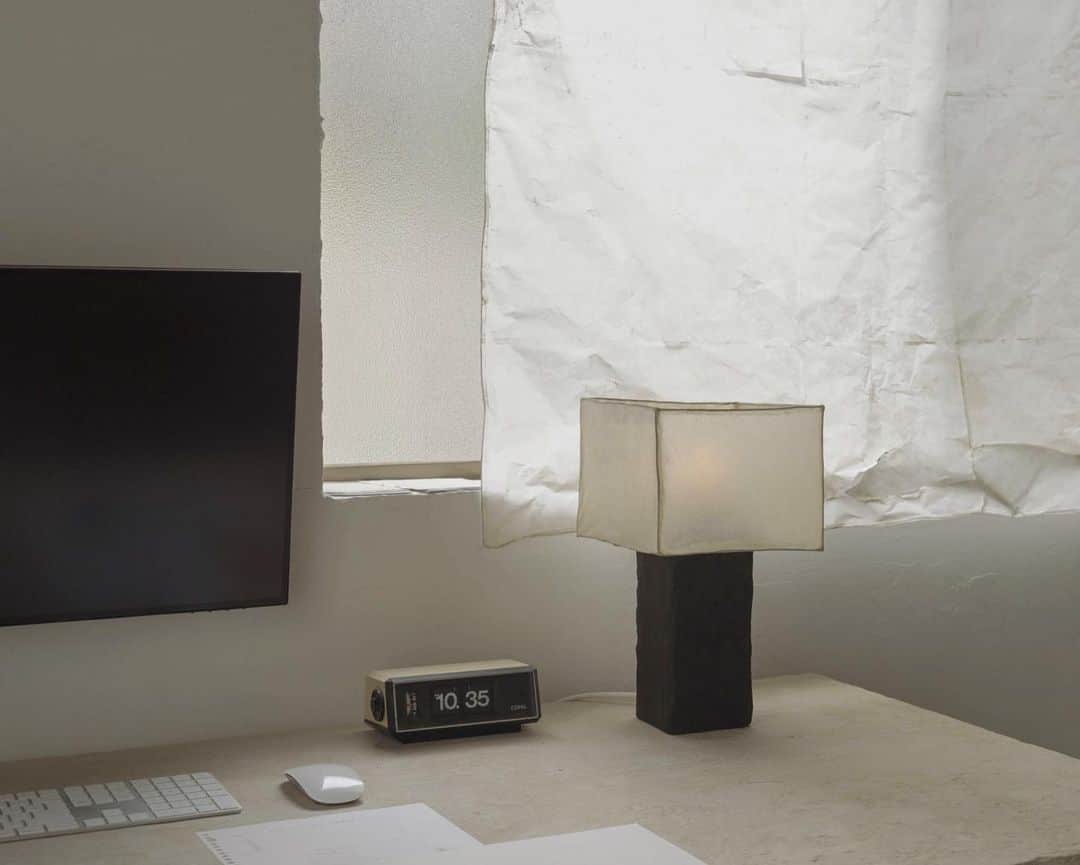 惟本康明 / yasuaki yoshimotoのインスタグラム：「table lamp W200 D200 H350 paper, wax, wire, lime  お気に入り。 こちらも12月個展にもっていく予定です。  #interior #artwork #tablelamp #standlamp #design #interiordesign #contemporarydesign  #インテリア #テーブルランプ」