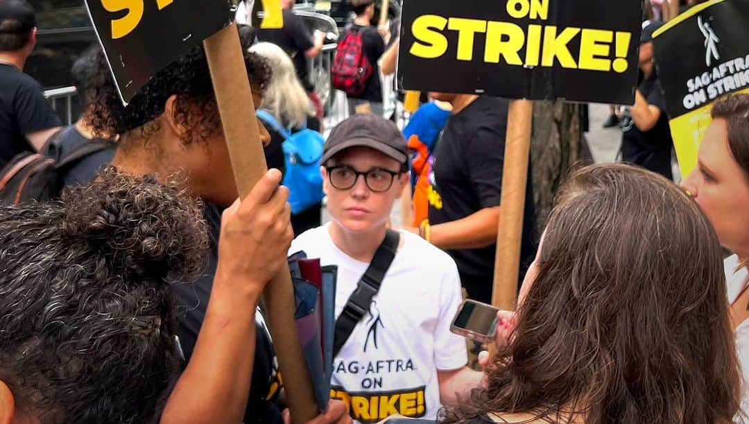 ラファエル・スバージさんのインスタグラム写真 - (ラファエル・スバージInstagram)「A SOULFUL & GOSPEL Day on the picket line!  #janicePenvaris leading us as people sang their hearts out. The spirit was with us. @sagaftra @wgaeast “Ain’t Nobody Gonna Turn Us Around.” #gospel #gospelmusic   Also wonderful to see @elliotpage join the chorus of  folks who came to #rockafellercenter #midtown #newyork #solidarity #actors #writersofinstagram #writers #this #thisone #mustSee #watchlist#top10 #picket #union」8月16日 10時56分 - raphaelsbarge