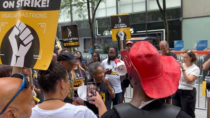 ラファエル・スバージのインスタグラム：「A SOULFUL & GOSPEL Day on the picket line!  #janicePenvaris leading us as people sang their hearts out. The spirit was with us. @sagaftra @wgaeast “Ain’t Nobody Gonna Turn Us Around.” #gospel #gospelmusic   Also wonderful to see @elliotpage join the chorus of  folks who came to #rockafellercenter #midtown #newyork #solidarity #actors #writersofinstagram #writers #this #thisone #mustSee #watchlist#top10 #picket #union」