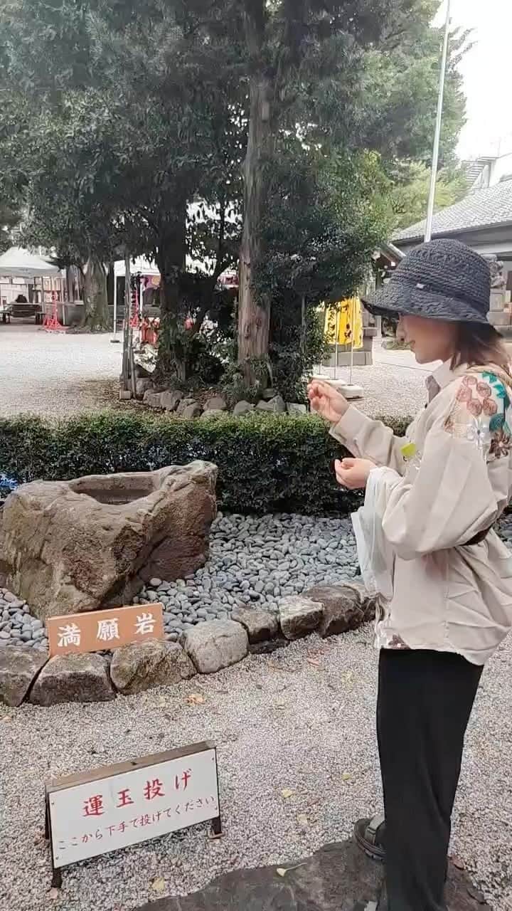 秋山ゆずきのインスタグラム：「. . くじらさん #満願岩 🐳 石を投げてお水の中に入れるやつ。 3つ中、最後の1つだけ入った！！！ へたくそ🤷‍♀️  #日本 #Japan #神社 #お出かけ #夏 #Summer」
