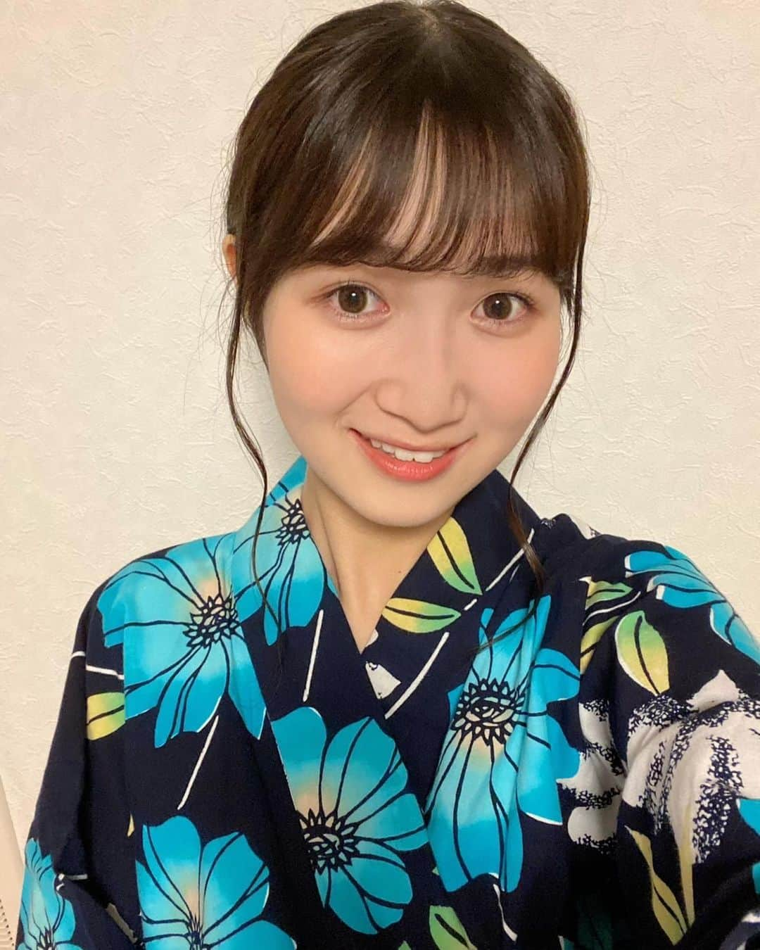 後藤沙梨花さんのインスタグラム写真 - (後藤沙梨花Instagram)「ごきげんよう🌸 ミスの末っ子👧🏻 エントリーNo.5  福山莉央です🎀  お友達と花火大会に行ってきました〜！✨ 近くで見る花火は迫力があって、、 なにより、と〜っても綺麗でした😌😌  そして！浴衣を着ました〜！👘 じゃーん！どうですか〜？似合っていますか〜？ 紺のお花、可愛いですよね💙💙 着付けを習っていたので、自分で着付けました😉  そしてそして！この浴衣、、、 実はひいおばあちゃんの手作りなのです！手縫いです！ すごいですよね〜〜✨✨ 母も着た浴衣をこうして今着ることができ、嬉しいです🥺  ひいおばあちゃんが作ってくれた浴衣は何着かあり、 小さい頃から浴衣は、ずっとひいおばあちゃんが作ってくれたものを着ていました💖  お気に入りです😉😉  皆さんはこの夏、花火は観ましたか？？ 皆さんの夏のご予定、ぜひコメントで教えてください📝🤍  Twitterも投稿していますのでぜひ♡  毎日#りおぽち🎀 お願いします💖 それでは、また金曜日にお会いしましょう😌🎀   #りおぽち#最年少#末っ子#花火大会#花火#浴衣#ゆかた#着付け#茶道#フラダンス#フラガール  #学習院女子大学 #和祭 #gwc #Missgwc2023 #misscontest2023 #ミス和コンテスト #ミスコンテスト　#ミス和 #gakushuinwomenscollege #ミス和コンテスト2023 #ミスコン #春からgwc #学女 #学女ミスコン #ミスコンファイナリスト」8月18日 18時00分 - missgwc2023