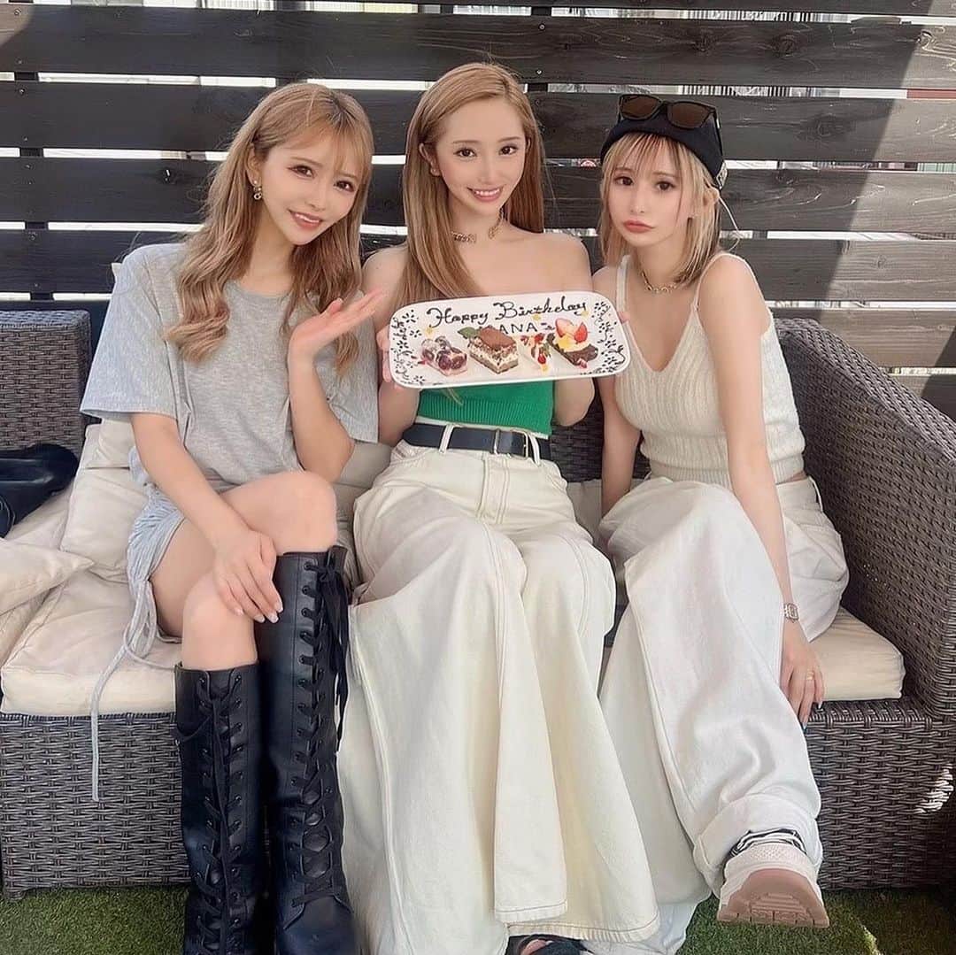 橘ハナのインスタグラム：「… すきたち🫶🏼とBBQ女子会とお誕生日会してきた … 【 @naturalkitchenyoomi 】は 六本木の屋上で手ぶらでBBQ出来るんだよ お肉も野菜も他のフードも出てくるしおすすめ👐🏼 … #naturalkitchenyoomi #BBQ #バーベキュー #女子会 #誕生日会 #ランチ #六本木カフェ #六本木グルメ #コーデ」