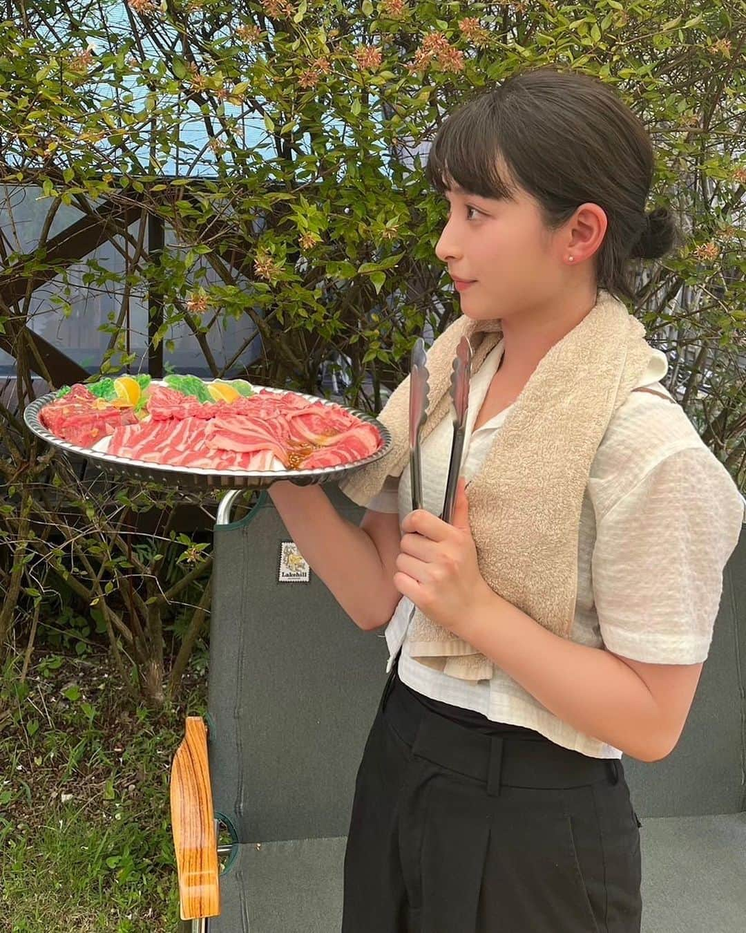 後藤沙梨花さんのインスタグラム写真 - (後藤沙梨花Instagram)「ごきげんよう🌸 エントリーNo.3の川津佐葵です！  地元、静岡県に帰省してきました✨ 高校生の頃は早く都会に行きたいと思っていましたが、 今になってみると自然豊かで温かい人の多い静岡県は 自慢の故郷です🙋 いつでも帰れる場所があって幸せ♡  川津家はBBQが大好きで 今回も親戚一同で楽しみました~🍽️ 私は火起こしを担当したのですが ほとんど初めての経験だったので中々火がつかず 結局助けてもらいました🙃🙃  別の日には小さい頃によく訪れていた うなぎパイファクトリーへ🌿 ここでは静岡県浜松市の名産品として有名な「うなぎパイ」の工場見学ができたり、お土産にミニパイを貰えたりと 家族みんなで楽しめるスポットで大好きです🌟  今更ですが、前髪を少し厚めに切ってもらったのですが 似合っているでしょうか？？👧🏻🎀 大人っぽさも可愛さも両方兼ね備えられたらいいな~！  Twitterではわたしが最近ハマっている"キングダム"について語っています！良かったら覗いてみてくださいね👀  ぜひ今週も#さきぽち　をよろしくお願いします🫧  #静岡 #BBQ #うなぎパイ  #学習院女子大学 #和祭 #gwc #Missgwc2023 #misscontest2023 #ミス和コンテスト #ミスコンテスト　#ミス和 #gakushuinwomenscollege #ミス和コンテスト2023 #ミスコン #春からgwc #学女 #学女ミスコン #ミスコンファイナリスト」8月16日 18時00分 - missgwc2023