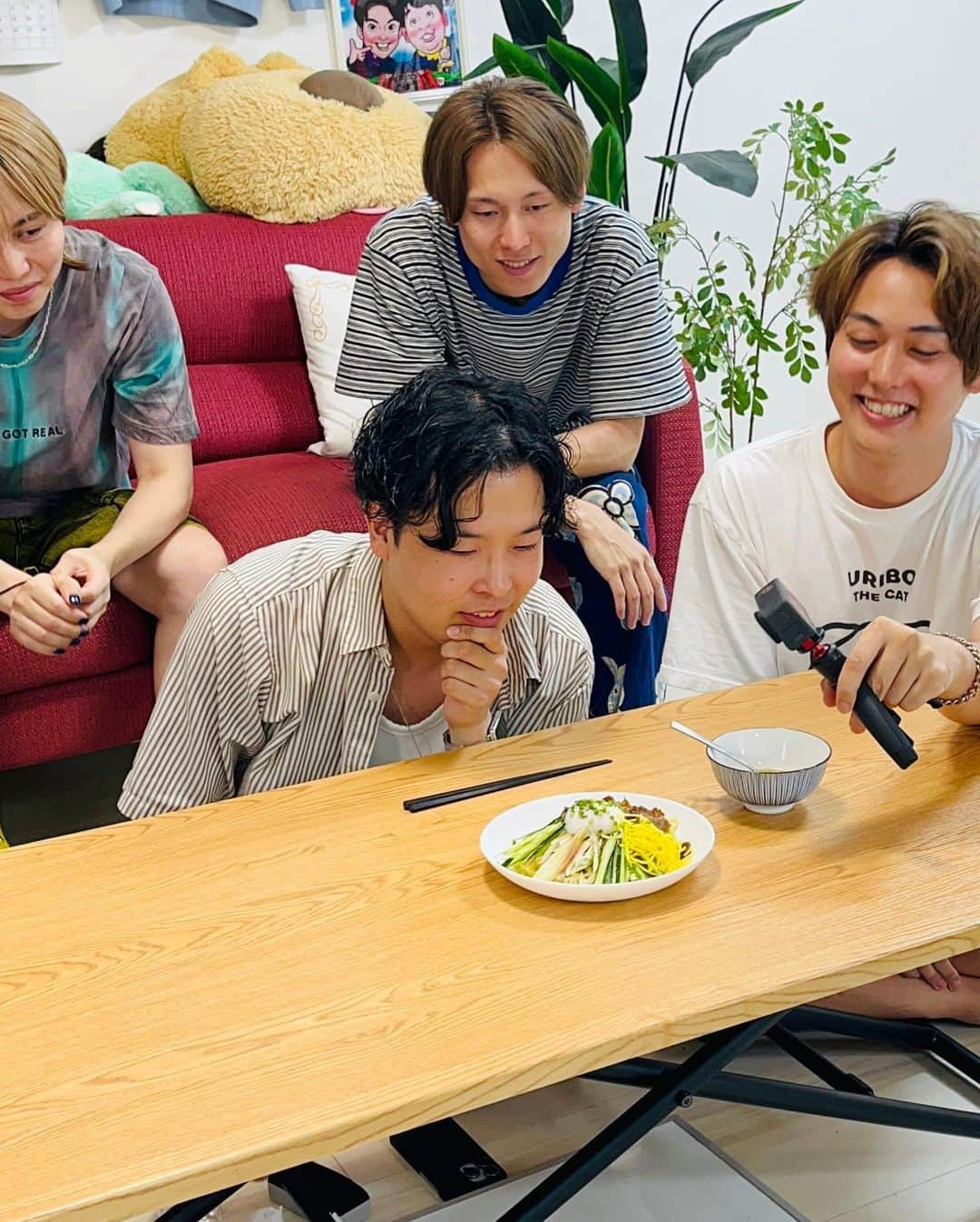 渋谷ジャパンさんのインスタグラム写真 - (渋谷ジャパンInstagram)「8月の料理王企画を撮影しましたー！！テーマは夏のスタミナ料理！！ 初めて審査員をやったけどどれも美味くて悩んで激ムズだった笑  そして今回はウーバーイーツでみんな食材を注文してた！ ウーバーイーツはお店の料理を注文するイメージだったけど スーパーの商品も注文できるらしい！！  暑すぎて外出れない時や、飲み物とか重い商品を頼む時にめっちゃ便利！！ ウーバーイーツのアプリから注文できるのも便利！！ 今後自炊するとき普通に使います〜！  おるたなのクーポンコードも出してくれてる！ 60%オフはお得すぎん？  クーポンコード：オルタナ60   Uber Eats でスーパー、コンビニ等から注文したことない はじめての方のみご利用いただけるクーポンコードを作りました！  ※カートから60％オフクーポンとなります（割引上限2000円まで）。 ※2023年10月31日23:55まで。  ぜひアプリ見てみてね！  #ubereats #family #PR」8月16日 20時00分 - shibuya_japan