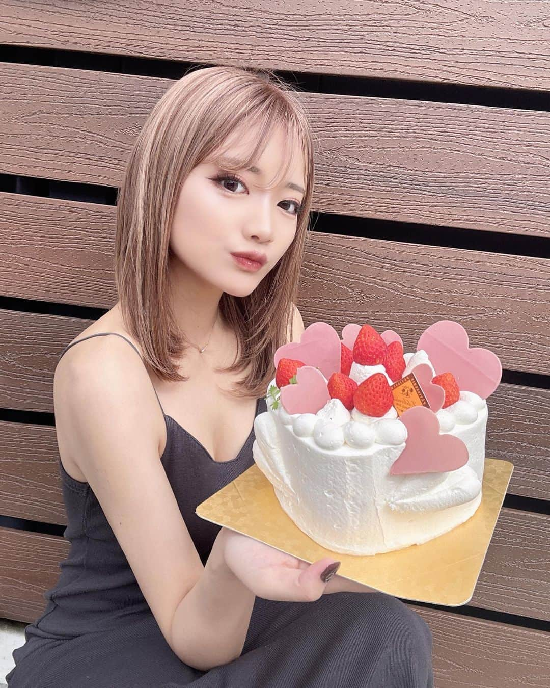 YUINAのインスタグラム：「可愛いケーキ屋さん見つけて行ってきたっ🎂🤍  1からオーダーできて10分くらいで作ってくれるの！！凄くない？💭  ケーキの他に焼き菓子も沢山あって店内居るだけでワクワクした🤍  また絶対行くー！！！  PR @yougashikurabu_edelweiss #久喜スイーツ #埼玉スイーツ #洋菓子俱楽部エーデルワイス #久喜グルメ #埼玉ケーキ屋 #可愛いケーキ」