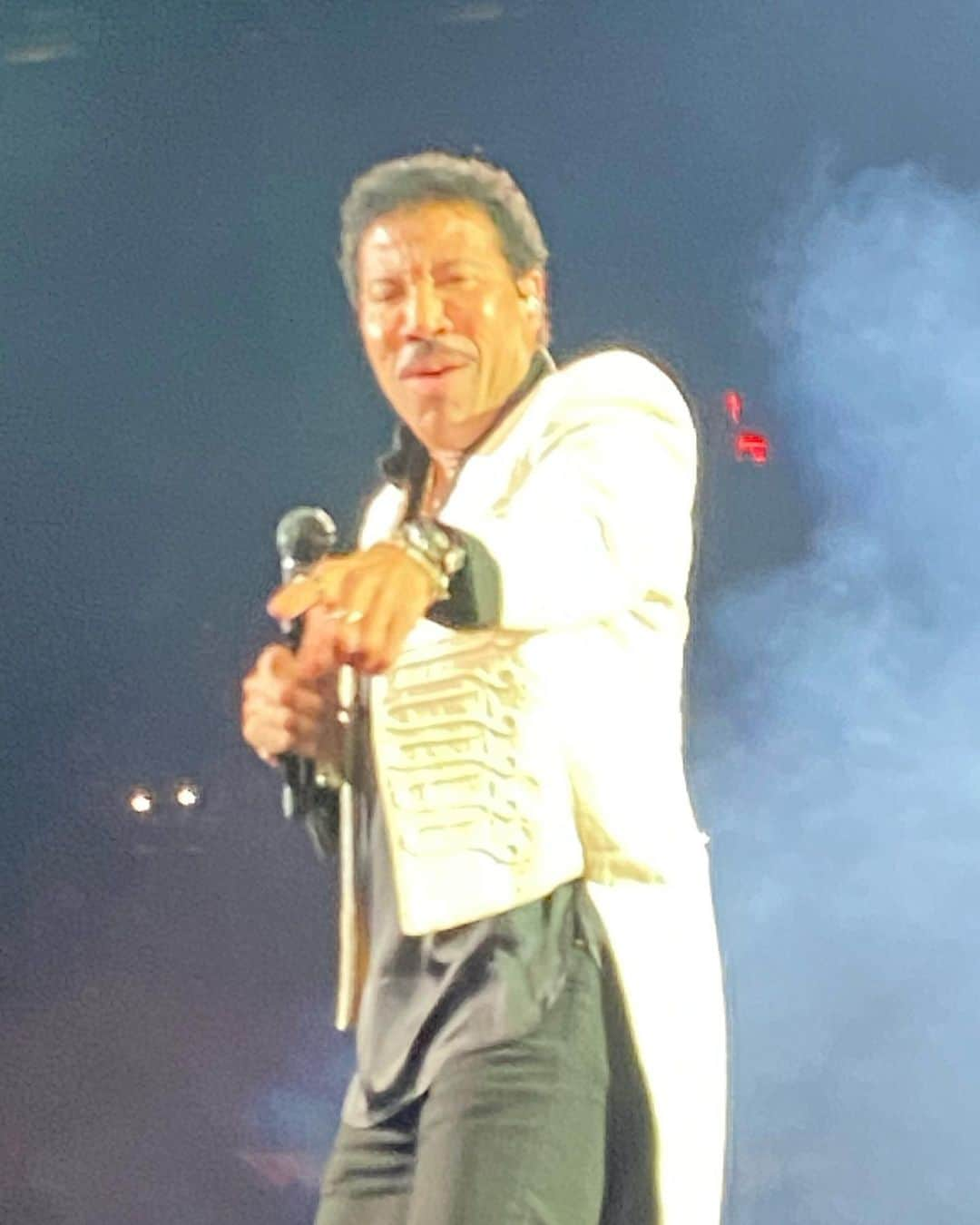 スーザン・ルッチのインスタグラム：「LIONEL RICHIE!!! Last night at MSG—the man and his beautiful music!!!He was fabulous on every level—he brought the house down!!! 👏👏👏🎹🎹🎹💃🏽💃🏽💃🏽」