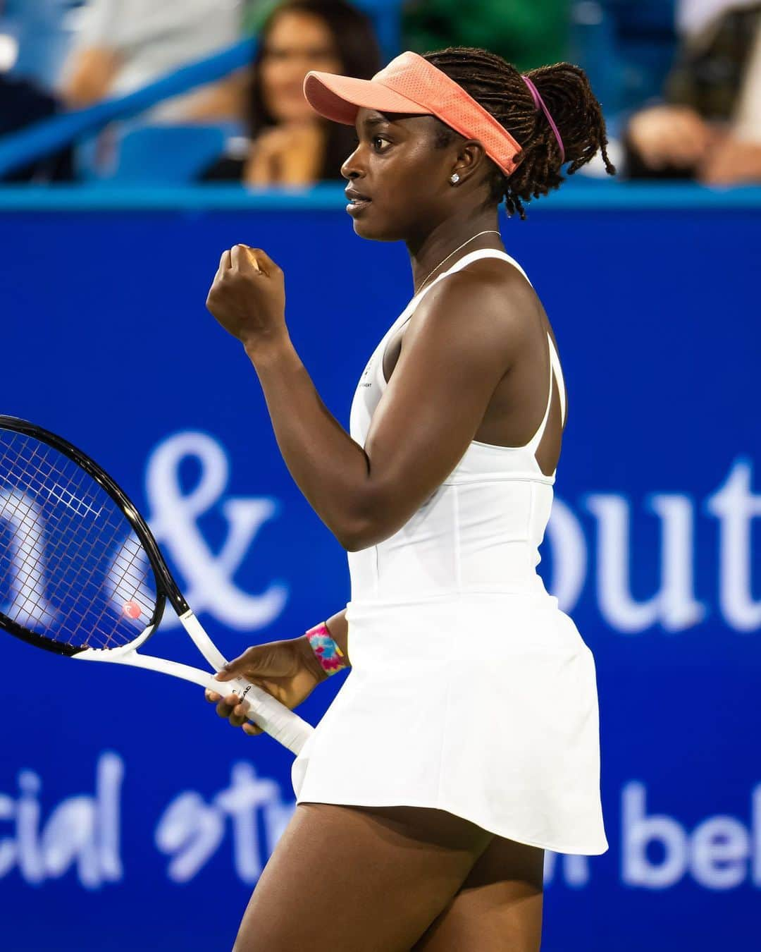 スローン・スティーブンスさんのインスタグラム写真 - (スローン・スティーブンスInstagram)「🗣 the comeback ROARRRR 🗣  @sloanestephens takes out the defending champion Garcia!  #CincyTennis」8月16日 11時28分 - sloanestephens