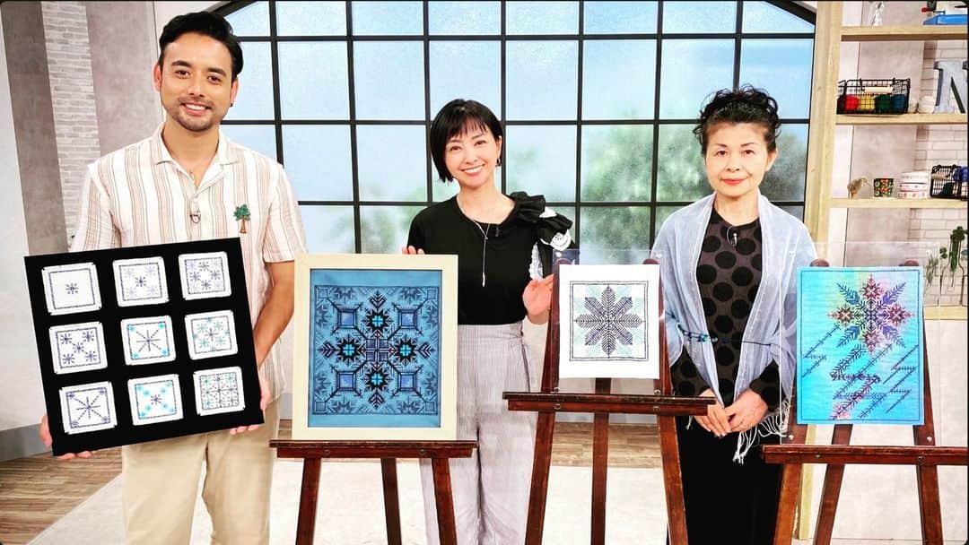 野村佑香のインスタグラム：「8/17（木）の「すてきにハンドメイド」は 〈手芸で巡る世界旅 モロッコ フェズ刺しゅう〉🧵  モロッコの古都フェズに伝わるフェズ刺繍。 その技法を使ったコースターの刺し方を教わりました♪ たった3つの線なのに美しく不思議な世界が広がるその刺繍にすっかり魅せられました＊  モロッコ沿岸部の都市しか行ったことのない私は、先生が教えてくれたモロッコの砂漠の知らなかった大自然の魅力、そして夜の美しさに憧憬しました。  そういえば、 モロッコのタンジェで出会った音楽隊の方々が「日が落ちる、夕陽が一日の始まり」って言って日没の曲を弾いてくれた事をたった今、思い出しました。  そのワクワクしてくるような軽快な曲から、日没って暗いイメージの方が大きかった私は、目からウロコが落ちたのでした。  日没が楽しいウキウキする始まりの合図に視点がぐるっとかわった瞬間。  きっとそれって砂漠が自国にある方々だからこその、考えでもあったのかな、、、ってモロッコを旅してから何年も経て この「すてきにハンドメイド」でモロッコのお話を聞けたからこそ、考えが繋がった 気がします❤  モロッコのどんなお話が聞けたのか、ぜひとも番組で一緒に聞いていただきたいです♪  旅した気分になれて、 その気分を自宅でも味わえるようなフェズ刺繍、皆様ぜひ見てみてくださいね☆  ーーーーーーーーーーーーーーーーーー 「すてきにハンドメイド」 8月17日（木）Eテレ  午後9:30 〜 午後9:55  8月22日（火）再放送　総合  午前11:05 〜 午前11:30  ＃すてきにハンドメイド＃すてハン＃フェズ刺繍 ＃刺繍＃ハンドメイド＃コースター＃eテレ ＃出演」