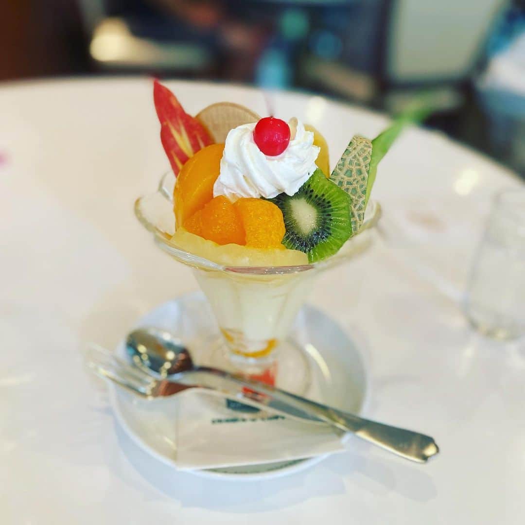 服部円のインスタグラム：「フルーツパフェ😋 #服部京都飯」