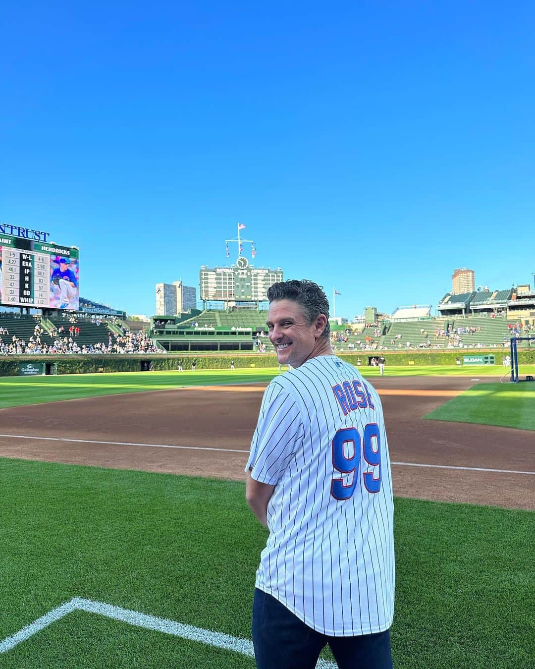 ジャスティン・ローズのインスタグラム：「Unbelievable evening throwing the first pitch at the iconic Wrigley Field hosted by @cubs. Blue skies and a cross town rivalry with White Sox! Couldn’t have be a more special evening enjoying Americas pastime!」