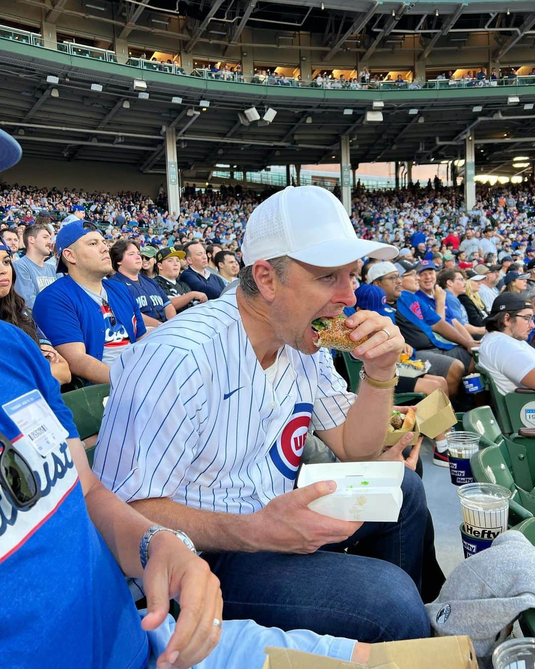 ジャスティン・ローズさんのインスタグラム写真 - (ジャスティン・ローズInstagram)「Unbelievable evening throwing the first pitch at the iconic Wrigley Field hosted by @cubs. Blue skies and a cross town rivalry with White Sox! Couldn’t have be a more special evening enjoying Americas pastime!」8月16日 11時51分 - justinprose99