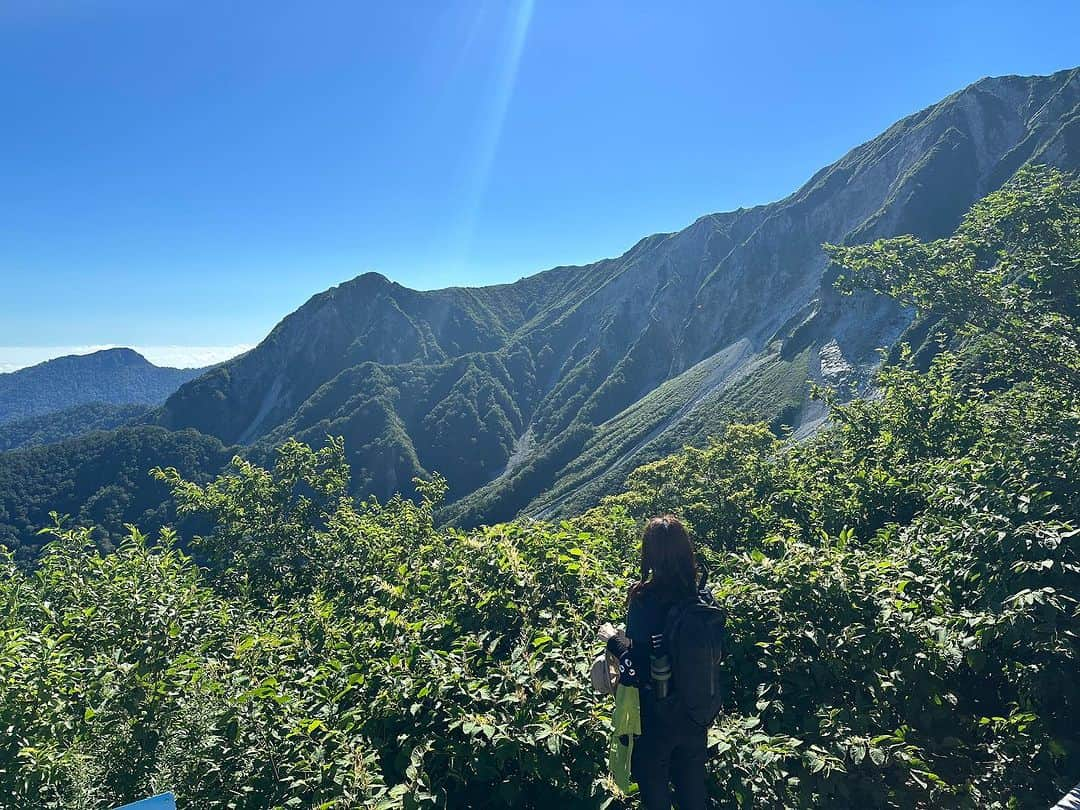 中村葵さんのインスタグラム写真 - (中村葵Instagram)「お盆は父と鳥取の大山へ⛰️  すごく気持ちのいいお天気で木道歩くの楽しかった☀️✨🌱  山のぼり大好き！のロケで一度登ったのですが、その時は悪天候で9号目手前で引き返しました🥲  9号目手前くらいから大山は素敵！！ それまではひたすら筋トレの様な階段。。笑  本当は南アルプス予定でしたが、台風の影響を考えて関西から日帰り🥺  皆さんはどこか登りましたか？？  #登山#登山女子 #登山好きな人と繋がりたい #山登り#山登り好きな人と繋がりたい #山#トレッキング#大山登山#大山#鳥取大山 #鳥取#木道#山ガール#山歩き#山歩ガール#thenorthface #japanesemountain #japantravel #japan#trekking#japantrekking #viwes #niceview  #中村葵」8月16日 11時54分 - aoinakamura123