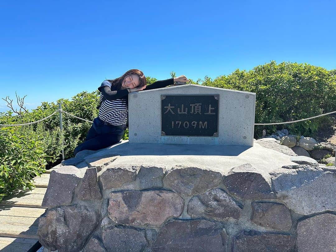 中村葵さんのインスタグラム写真 - (中村葵Instagram)「お盆は父と鳥取の大山へ⛰️  すごく気持ちのいいお天気で木道歩くの楽しかった☀️✨🌱  山のぼり大好き！のロケで一度登ったのですが、その時は悪天候で9号目手前で引き返しました🥲  9号目手前くらいから大山は素敵！！ それまではひたすら筋トレの様な階段。。笑  本当は南アルプス予定でしたが、台風の影響を考えて関西から日帰り🥺  皆さんはどこか登りましたか？？  #登山#登山女子 #登山好きな人と繋がりたい #山登り#山登り好きな人と繋がりたい #山#トレッキング#大山登山#大山#鳥取大山 #鳥取#木道#山ガール#山歩き#山歩ガール#thenorthface #japanesemountain #japantravel #japan#trekking#japantrekking #viwes #niceview  #中村葵」8月16日 11時54分 - aoinakamura123