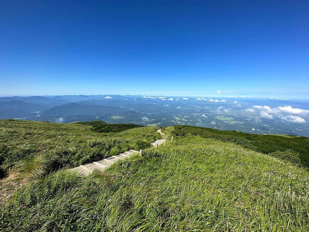 中村葵さんのインスタグラム写真 - (中村葵Instagram)「お盆は父と鳥取の大山へ⛰️  すごく気持ちのいいお天気で木道歩くの楽しかった☀️✨🌱  山のぼり大好き！のロケで一度登ったのですが、その時は悪天候で9号目手前で引き返しました🥲  9号目手前くらいから大山は素敵！！ それまではひたすら筋トレの様な階段。。笑  本当は南アルプス予定でしたが、台風の影響を考えて関西から日帰り🥺  皆さんはどこか登りましたか？？  #登山#登山女子 #登山好きな人と繋がりたい #山登り#山登り好きな人と繋がりたい #山#トレッキング#大山登山#大山#鳥取大山 #鳥取#木道#山ガール#山歩き#山歩ガール#thenorthface #japanesemountain #japantravel #japan#trekking#japantrekking #viwes #niceview  #中村葵」8月16日 11時54分 - aoinakamura123