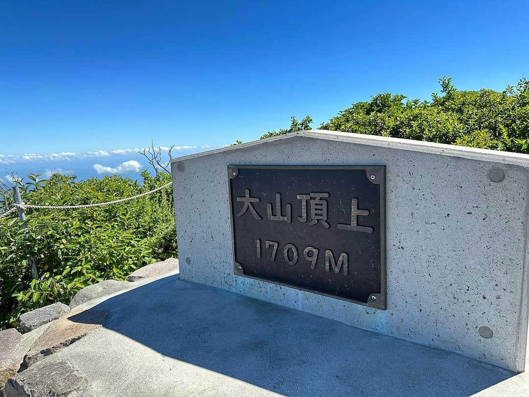 中村葵さんのインスタグラム写真 - (中村葵Instagram)「お盆は父と鳥取の大山へ⛰️  すごく気持ちのいいお天気で木道歩くの楽しかった☀️✨🌱  山のぼり大好き！のロケで一度登ったのですが、その時は悪天候で9号目手前で引き返しました🥲  9号目手前くらいから大山は素敵！！ それまではひたすら筋トレの様な階段。。笑  本当は南アルプス予定でしたが、台風の影響を考えて関西から日帰り🥺  皆さんはどこか登りましたか？？  #登山#登山女子 #登山好きな人と繋がりたい #山登り#山登り好きな人と繋がりたい #山#トレッキング#大山登山#大山#鳥取大山 #鳥取#木道#山ガール#山歩き#山歩ガール#thenorthface #japanesemountain #japantravel #japan#trekking#japantrekking #viwes #niceview  #中村葵」8月16日 11時54分 - aoinakamura123