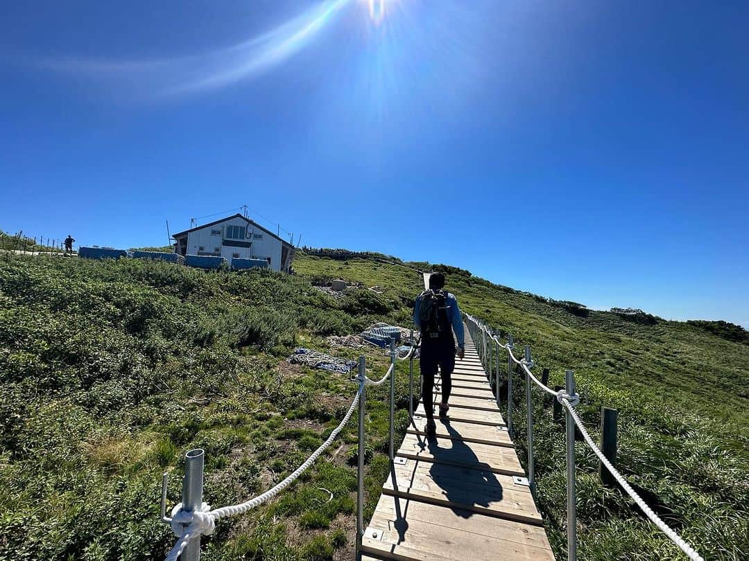 中村葵さんのインスタグラム写真 - (中村葵Instagram)「お盆は父と鳥取の大山へ⛰️  すごく気持ちのいいお天気で木道歩くの楽しかった☀️✨🌱  山のぼり大好き！のロケで一度登ったのですが、その時は悪天候で9号目手前で引き返しました🥲  9号目手前くらいから大山は素敵！！ それまではひたすら筋トレの様な階段。。笑  本当は南アルプス予定でしたが、台風の影響を考えて関西から日帰り🥺  皆さんはどこか登りましたか？？  #登山#登山女子 #登山好きな人と繋がりたい #山登り#山登り好きな人と繋がりたい #山#トレッキング#大山登山#大山#鳥取大山 #鳥取#木道#山ガール#山歩き#山歩ガール#thenorthface #japanesemountain #japantravel #japan#trekking#japantrekking #viwes #niceview  #中村葵」8月16日 11時54分 - aoinakamura123