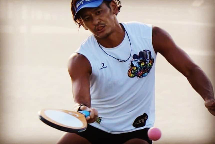 五十嵐恭雄さんのインスタグラム写真 - (五十嵐恭雄Instagram)「先日のフレスコボール🏓 平塚カップ男子優勝🏆  落とさない事を大事にした5分間で、落球は1つで終われたけど、ラリーのスピードは体感ではよく分からないので、結果が出るまでは点数は分からなかったけど、自分達の練習通りのラリーはできたと思います。  ただブラジル🇧🇷での入賞を目指して戦ってく上で、これからの時間をどうしていくか。今シーズンの日本代表を勝ち取る戦いが続きますが、前者の部分も考えて引き続き高めていきたい！✊  最後の写真は試合後。 なかなかこんな状況ないなぁ。w  #Frescoball #Frescobol #BRAZIL #日本代表 #スポーツ #アスリート #athlete #マッスル #muscle #sports #ビーチスポーツ #japan #日本  #羽子板 #筋肉 #パワーアクティ部」8月16日 11時54分 - yasuo_ikarashi_