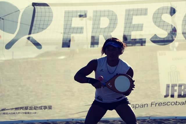 五十嵐恭雄さんのインスタグラム写真 - (五十嵐恭雄Instagram)「先日のフレスコボール🏓 平塚カップ男子優勝🏆  落とさない事を大事にした5分間で、落球は1つで終われたけど、ラリーのスピードは体感ではよく分からないので、結果が出るまでは点数は分からなかったけど、自分達の練習通りのラリーはできたと思います。  ただブラジル🇧🇷での入賞を目指して戦ってく上で、これからの時間をどうしていくか。今シーズンの日本代表を勝ち取る戦いが続きますが、前者の部分も考えて引き続き高めていきたい！✊  最後の写真は試合後。 なかなかこんな状況ないなぁ。w  #Frescoball #Frescobol #BRAZIL #日本代表 #スポーツ #アスリート #athlete #マッスル #muscle #sports #ビーチスポーツ #japan #日本  #羽子板 #筋肉 #パワーアクティ部」8月16日 11時54分 - yasuo_ikarashi_