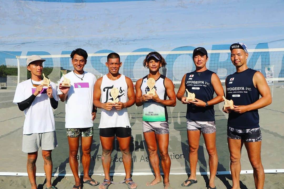 五十嵐恭雄さんのインスタグラム写真 - (五十嵐恭雄Instagram)「先日のフレスコボール🏓 平塚カップ男子優勝🏆  落とさない事を大事にした5分間で、落球は1つで終われたけど、ラリーのスピードは体感ではよく分からないので、結果が出るまでは点数は分からなかったけど、自分達の練習通りのラリーはできたと思います。  ただブラジル🇧🇷での入賞を目指して戦ってく上で、これからの時間をどうしていくか。今シーズンの日本代表を勝ち取る戦いが続きますが、前者の部分も考えて引き続き高めていきたい！✊  最後の写真は試合後。 なかなかこんな状況ないなぁ。w  #Frescoball #Frescobol #BRAZIL #日本代表 #スポーツ #アスリート #athlete #マッスル #muscle #sports #ビーチスポーツ #japan #日本  #羽子板 #筋肉 #パワーアクティ部」8月16日 11時54分 - yasuo_ikarashi_