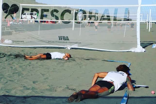 五十嵐恭雄さんのインスタグラム写真 - (五十嵐恭雄Instagram)「先日のフレスコボール🏓 平塚カップ男子優勝🏆  落とさない事を大事にした5分間で、落球は1つで終われたけど、ラリーのスピードは体感ではよく分からないので、結果が出るまでは点数は分からなかったけど、自分達の練習通りのラリーはできたと思います。  ただブラジル🇧🇷での入賞を目指して戦ってく上で、これからの時間をどうしていくか。今シーズンの日本代表を勝ち取る戦いが続きますが、前者の部分も考えて引き続き高めていきたい！✊  最後の写真は試合後。 なかなかこんな状況ないなぁ。w  #Frescoball #Frescobol #BRAZIL #日本代表 #スポーツ #アスリート #athlete #マッスル #muscle #sports #ビーチスポーツ #japan #日本  #羽子板 #筋肉 #パワーアクティ部」8月16日 11時54分 - yasuo_ikarashi_