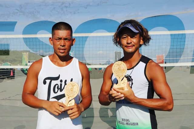 五十嵐恭雄のインスタグラム：「先日のフレスコボール🏓 平塚カップ男子優勝🏆  落とさない事を大事にした5分間で、落球は1つで終われたけど、ラリーのスピードは体感ではよく分からないので、結果が出るまでは点数は分からなかったけど、自分達の練習通りのラリーはできたと思います。  ただブラジル🇧🇷での入賞を目指して戦ってく上で、これからの時間をどうしていくか。今シーズンの日本代表を勝ち取る戦いが続きますが、前者の部分も考えて引き続き高めていきたい！✊  最後の写真は試合後。 なかなかこんな状況ないなぁ。w  #Frescoball #Frescobol #BRAZIL #日本代表 #スポーツ #アスリート #athlete #マッスル #muscle #sports #ビーチスポーツ #japan #日本  #羽子板 #筋肉 #パワーアクティ部」